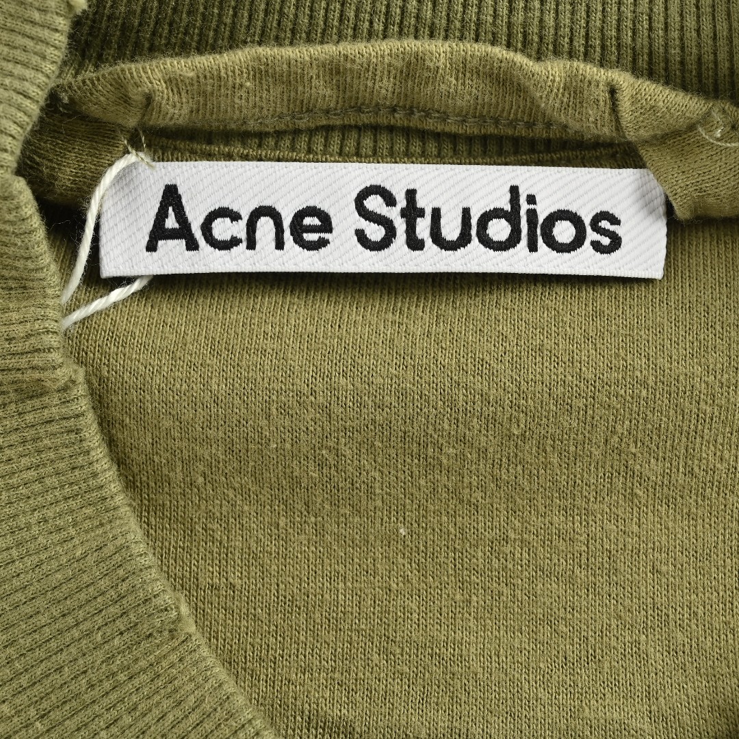 本地自取💰280
Acne Studios 25FW 1996喷墨拉链棒球服外套
重磅针织棉+丝麻面料混纺织造
高标准做旧水洗工艺让成衣着身舒爽透气 高工艺渲染做旧水洗纹理套毛的工艺也是绝佳效果
出众的OS裁剪版型彰显个性活力 面料自带做旧磨破起绒工艺效果设计并非起球哦 全新破坏处理完美演绎了不同层次艺术的魅力让复古感更加的强烈彰显个性另类时尚 复古式印花Logo精细 日本多彩褪色涂层胶浆印花技术做到了与面料浑然一体
尺码:S-XL