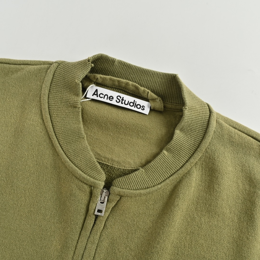 本地自取💰280
Acne Studios 25FW 1996喷墨拉链棒球服外套
重磅针织棉+丝麻面料混纺织造
高标准做旧水洗工艺让成衣着身舒爽透气 高工艺渲染做旧水洗纹理套毛的工艺也是绝佳效果
出众的OS裁剪版型彰显个性活力 面料自带做旧磨破起绒工艺效果设计并非起球哦 全新破坏处理完美演绎了不同层次艺术的魅力让复古感更加的强烈彰显个性另类时尚 复古式印花Logo精细 日本多彩褪色涂层胶浆印花技术做到了与面料浑然一体
尺码:S-XL