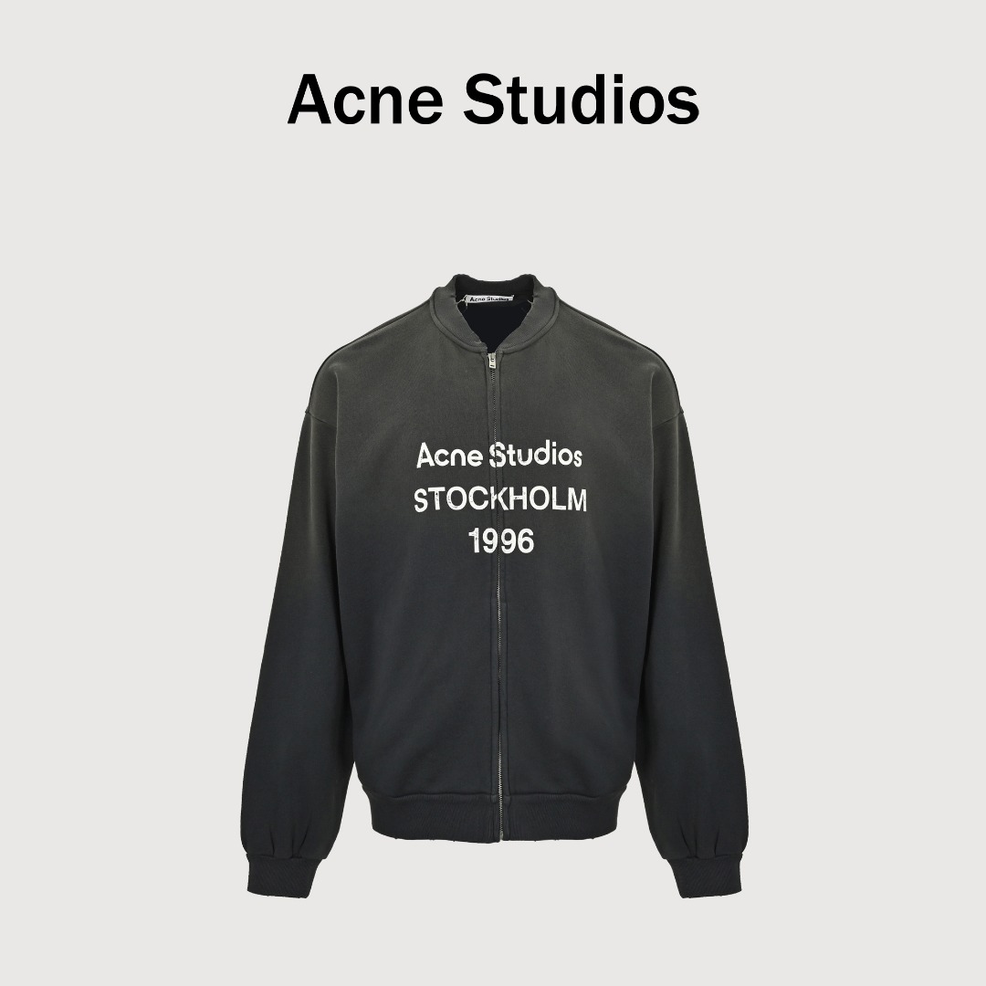 本地自取💰280
Acne Studios 25FW 1996喷墨拉链棒球服外套
重磅针织棉+丝麻面料混纺织造
高标准做旧水洗工艺让成衣着身舒爽透气 高工艺渲染做旧水洗纹理套毛的工艺也是绝佳效果
出众的OS裁剪版型彰显个性活力 面料自带做旧磨破起绒工艺效果设计并非起球哦 全新破坏处理完美演绎了不同层次艺术的魅力让复古感更加的强烈彰显个性另类时尚 复古式印花Logo精细 日本多彩褪色涂层胶浆印花技术做到了与面料浑然一体
尺码:S-XL