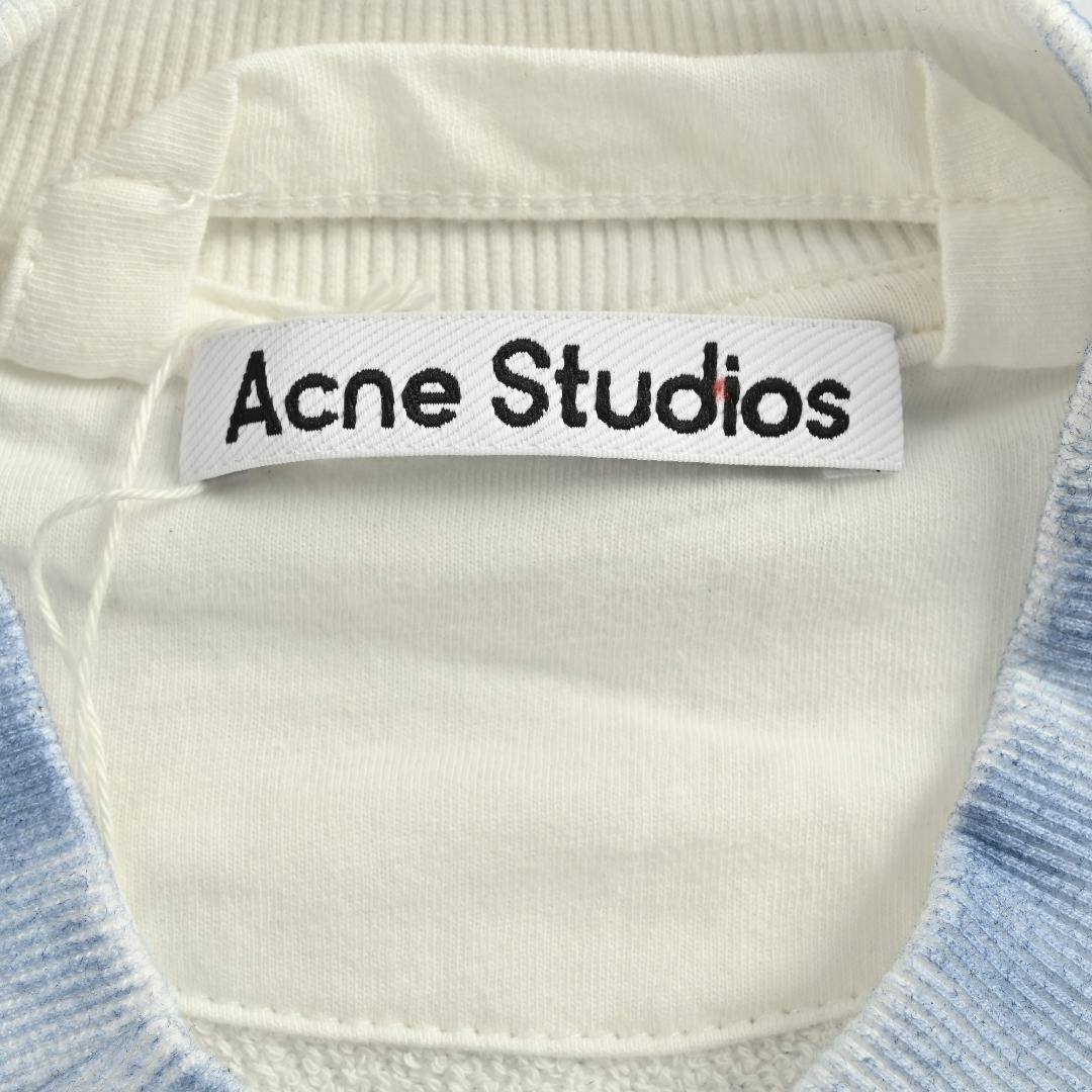 本地自取💰280
Acne Studios 25FW 1996喷墨拉链棒球服外套
重磅针织棉+丝麻面料混纺织造 
高标准做旧水洗工艺让成衣着身舒爽透气 高工艺渲染做旧水洗纹理套毛的工艺也是绝佳效果 
出众的OS裁剪版型彰显个性活力 面料自带做旧磨破起绒工艺效果设计并非起球哦 全新破坏处理完美演绎了不同层次艺术的魅力让复古感更加的强烈彰显个性另类时尚 复古式印花Logo精细 日本多彩褪色涂层胶浆印花技术做到了与面料浑然一体 
尺码：S-XL