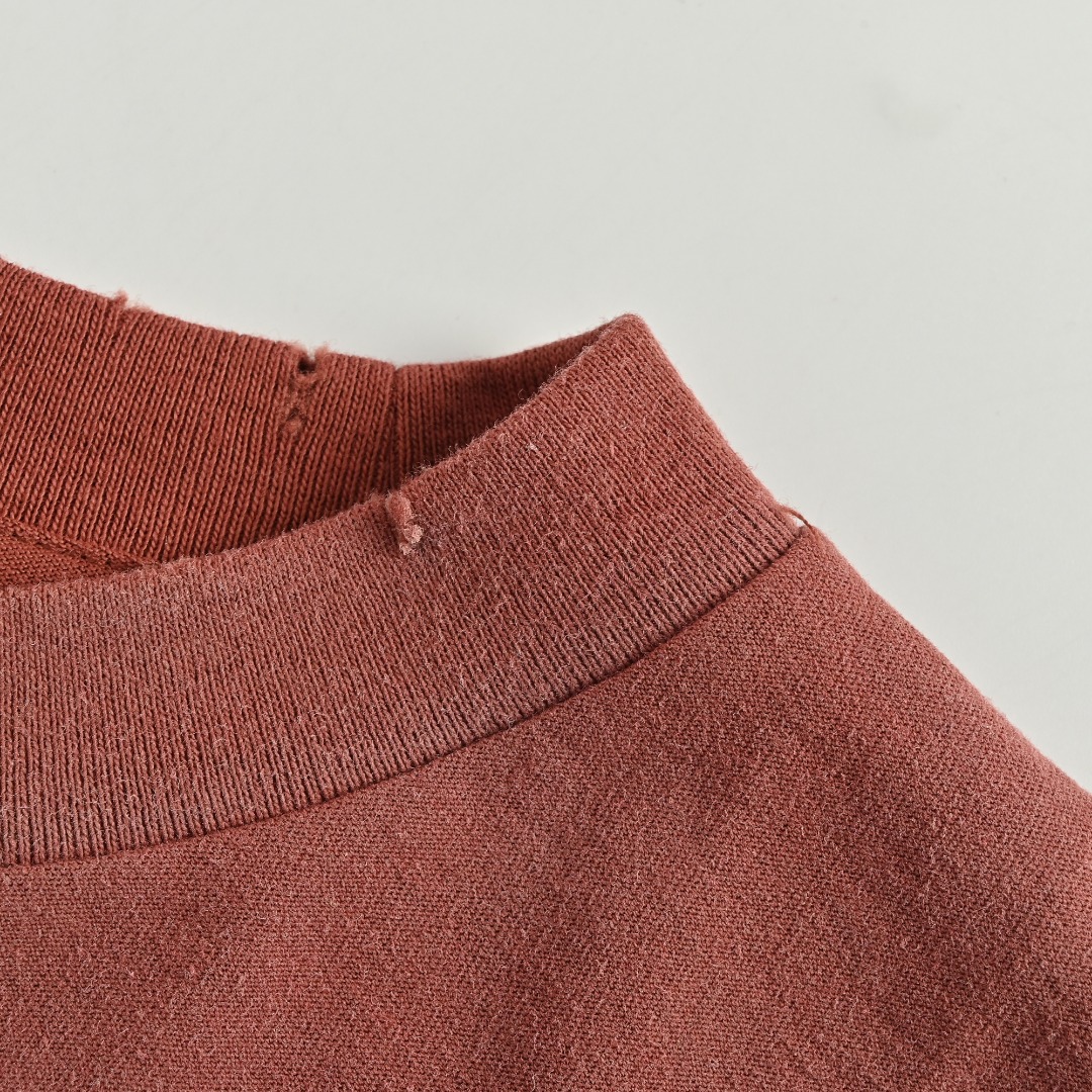 本地自取💰160 Acne Studios 1996喷砂做旧水洗长袖T恤 ACNE长袖T恤百分之100%竹节棉面料 衣身面料克重约220g、螺纹1*1竖排定织定染对色、包领条均为定染完成、整件衣物均为成衣染色+成衣洗水+做旧纳米喷砂衣物正肩做法 版型常规用料非常的扎实 细节1:整件衣服的上衣是喷砂的材质有轻微的做旧感 市面上的那种做旧完全就是普通机器做法的做旧感而非纳米喷砂做的做旧感 细节2:整件衣服的领口并非市面上的剪破工艺而是轻微的磨破工艺在工艺上的细节要求非常高为了省力去做一件衣服属实没有必要 尺码:S-XL