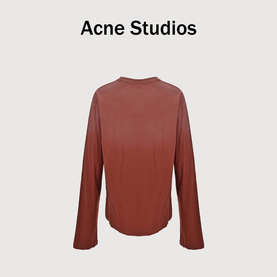 本地自取💰160 Acne Studios 1996喷砂做旧水洗长袖T恤 ACNE长袖T恤百分之100%竹节棉面料 衣身面料克重约220g、螺纹1*1竖排定织定染对色、包领条均为定染完成、整件衣物均为成衣染色+成衣洗水+做旧纳米喷砂衣物正肩做法 版型常规用料非常的扎实 细节1:整件衣服的上衣是喷砂的材质有轻微的做旧感 市面上的那种做旧完全就是普通机器做法的做旧感而非纳米喷砂做的做旧感 细节2:整件衣服的领口并非市面上的剪破工艺而是轻微的磨破工艺在工艺上的细节要求非常高为了省力去做一件衣服属实没有必要 尺码:S-XL