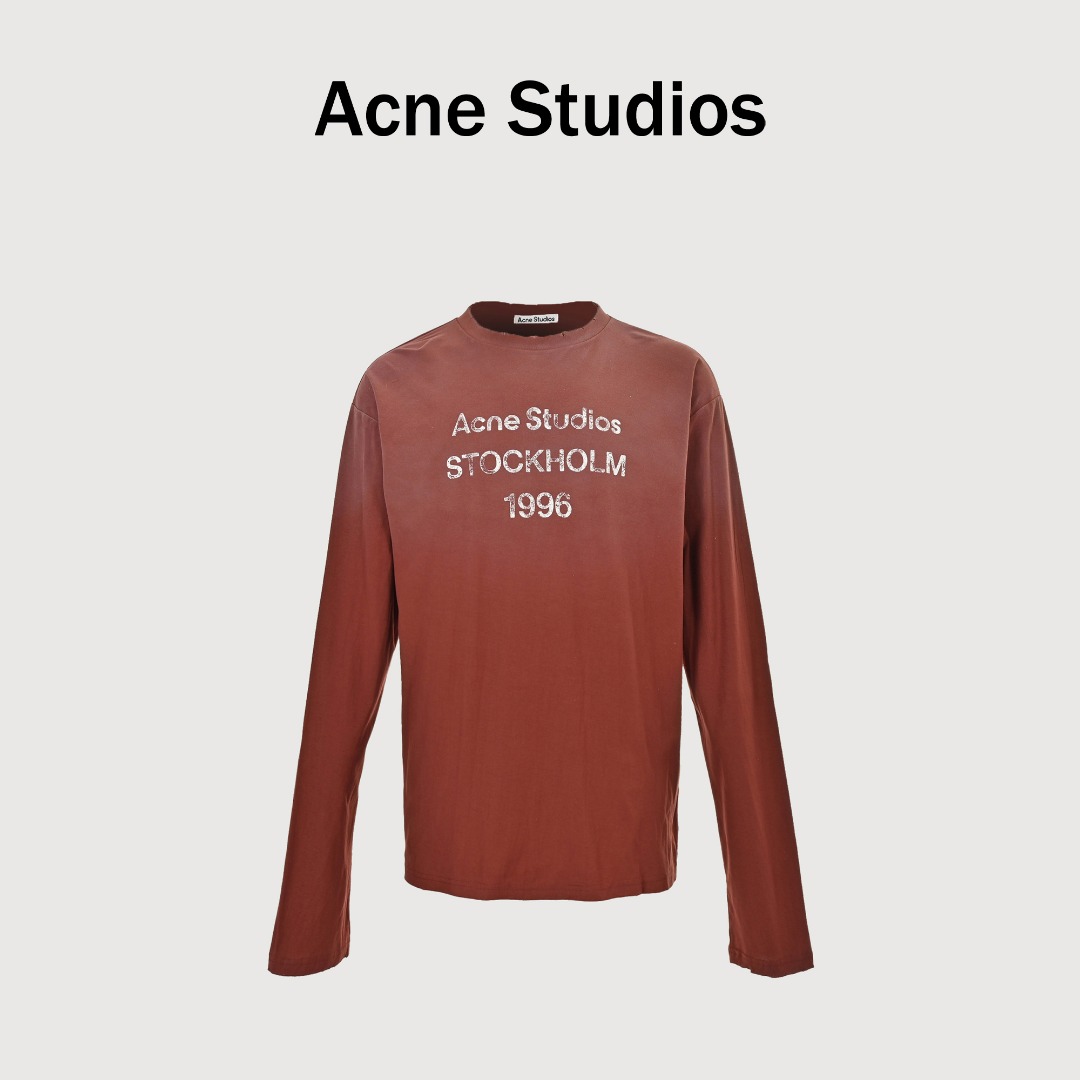 本地自取💰160 Acne Studios 1996喷砂做旧水洗长袖T恤 ACNE长袖T恤百分之100%竹节棉面料 衣身面料克重约220g、螺纹1*1竖排定织定染对色、包领条均为定染完成、整件衣物均为成衣染色+成衣洗水+做旧纳米喷砂衣物正肩做法 版型常规用料非常的扎实 细节1:整件衣服的上衣是喷砂的材质有轻微的做旧感 市面上的那种做旧完全就是普通机器做法的做旧感而非纳米喷砂做的做旧感 细节2:整件衣服的领口并非市面上的剪破工艺而是轻微的磨破工艺在工艺上的细节要求非常高为了省力去做一件衣服属实没有必要 尺码:S-XL