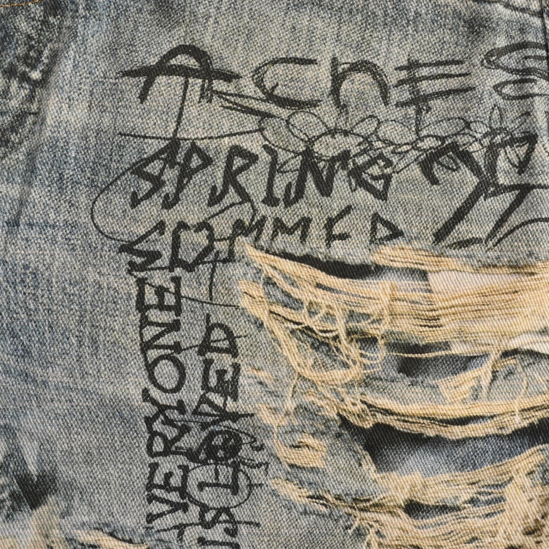 本地自取💰270
Acne Studios 2023M错视糜烂破坏涂鸦3D打印bay宽松撕裂涂鸦打印牛仔裤
仍然是当前版本的主流!而这款的2023M也决定能成为你今年Bay 的首选! 因为 2023M 是继 2021M 后成为 最受欢迎的版型之一。所以这款2023M比 Bay 更实穿的同时,还能有非常到位的上身效果!
来说重点这款面料材质用料并不是用的普通牛仔布,纱织成分由21支3股并捻全棉紧密纺纱线构成,定织成100%纯棉平纹高密细珠帆面料。先行做预缩处理,然后定染米白色,最后再做单面磨毛,以便数码打印时不起毛!大身极具识别度的“撕裂解构”破坏效果以及的涂鸦手绘全部采用由数码直喷工艺构成,打印完毕后还需要进行激光定位切割,把长裤的每个部位裁片通过激光切割分离开!然后再上机进行缝纫对位拼合!这款是有史以来难度最高细节最多的一款一是涂鸦 糜烂元素太多还原难度大 需要机器辨识度非常高打出雏形之后再人工重复修改调整细节二是颜色底色不好调 但是要有很好的清晰度以及层次感所以出货周期也是一拖再拖 2023M的版型,新晋的百搭 通勤之王,作为最新配色这款 “撕裂涂鸦” 错视的效果非常逼真且独特,看似浮夸但上身并突兀!那种日常慵懒松弛感拿捏的死死的!这款神奇的版型!只此一批,不要错过!
尺码:M-XXL 现货秒发