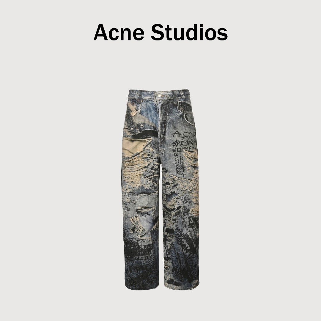 本地自取💰270
Acne Studios 2023M错视糜烂破坏涂鸦3D打印bay宽松撕裂涂鸦打印牛仔裤
仍然是当前版本的主流!而这款的2023M也决定能成为你今年Bay 的首选! 因为 2023M 是继 2021M 后成为 最受欢迎的版型之一。所以这款2023M比 Bay 更实穿的同时,还能有非常到位的上身效果!
来说重点这款面料材质用料并不是用的普通牛仔布,纱织成分由21支3股并捻全棉紧密纺纱线构成,定织成100%纯棉平纹高密细珠帆面料。先行做预缩处理,然后定染米白色,最后再做单面磨毛,以便数码打印时不起毛!大身极具识别度的“撕裂解构”破坏效果以及的涂鸦手绘全部采用由数码直喷工艺构成,打印完毕后还需要进行激光定位切割,把长裤的每个部位裁片通过激光切割分离开!然后再上机进行缝纫对位拼合!这款是有史以来难度最高细节最多的一款一是涂鸦 糜烂元素太多还原难度大 需要机器辨识度非常高打出雏形之后再人工重复修改调整细节二是颜色底色不好调 但是要有很好的清晰度以及层次感所以出货周期也是一拖再拖 2023M的版型,新晋的百搭 通勤之王,作为最新配色这款 “撕裂涂鸦” 错视的效果非常逼真且独特,看似浮夸但上身并突兀!那种日常慵懒松弛感拿捏的死死的!这款神奇的版型!只此一批,不要错过!
尺码:M-XXL 现货秒发