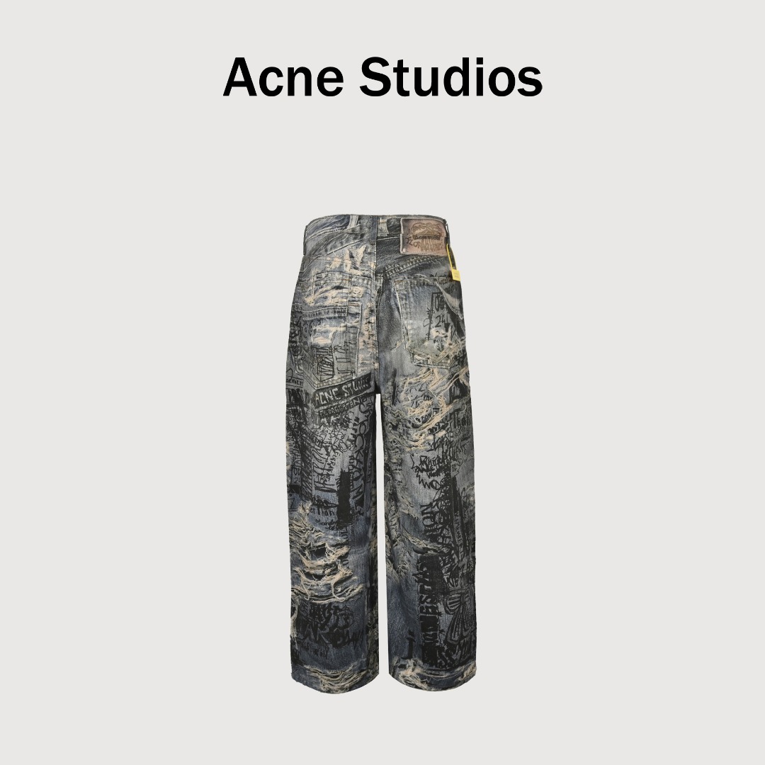 本地自取💰270
Acne Studios 2023M错视糜烂破坏涂鸦3D打印bay宽松撕裂涂鸦打印牛仔裤
仍然是当前版本的主流!而这款的2023M也决定能成为你今年Bay 的首选! 因为 2023M 是继 2021M 后成为 最受欢迎的版型之一。所以这款2023M比 Bay 更实穿的同时,还能有非常到位的上身效果!
来说重点这款面料材质用料并不是用的普通牛仔布,纱织成分由21支3股并捻全棉紧密纺纱线构成,定织成100%纯棉平纹高密细珠帆面料。先行做预缩处理,然后定染米白色,最后再做单面磨毛,以便数码打印时不起毛!大身极具识别度的“撕裂解构”破坏效果以及的涂鸦手绘全部采用由数码直喷工艺构成,打印完毕后还需要进行激光定位切割,把长裤的每个部位裁片通过激光切割分离开!然后再上机进行缝纫对位拼合!这款是有史以来难度最高细节最多的一款一是涂鸦 糜烂元素太多还原难度大 需要机器辨识度非常高打出雏形之后再人工重复修改调整细节二是颜色底色不好调 但是要有很好的清晰度以及层次感所以出货周期也是一拖再拖 2023M的版型,新晋的百搭 通勤之王,作为最新配色这款 “撕裂涂鸦” 错视的效果非常逼真且独特,看似浮夸但上身并突兀!那种日常慵懒松弛感拿捏的死死的!这款神奇的版型!只此一批,不要错过!
尺码:M-XXL 现货秒发