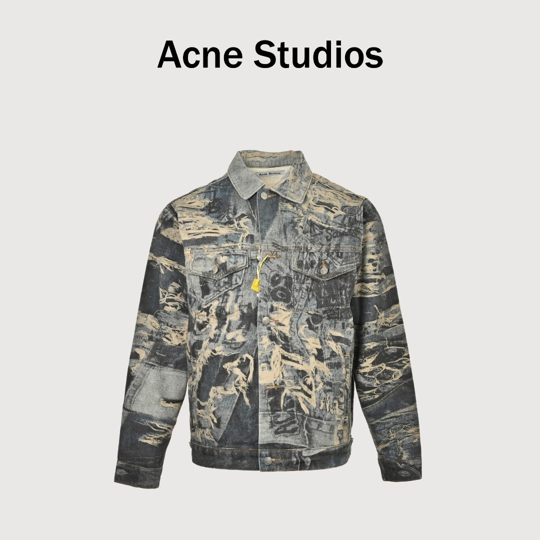 本地自取💰290
Acne Studios 2023M错视糜烂破坏涂鸦3D打印bay宽松撕裂涂鸦打印外套牛仔
仍然是当前版本的主流!而这款的2023M也决定能成为你今年Bay 的首选! 因为 2023M 是继 2021M 后成为 最受欢迎的版型之一。所以这款2023M比 Bay 更实穿的同时,还能有非常到位的上身效果!
来说重点这款面料材质用料并不是用的普通牛仔布,纱织成分由21支3股并捻全棉紧密纺纱线构成,定织成100%纯棉平纹高密细珠帆面料。先行做预缩处理,然后定染米白色,最后再做单面磨毛,以便数码打印时不起毛!大身极具识别度的“撕裂解构”破坏效果以及的涂鸦手绘全部采用由数码直喷工艺构成,打印完毕后还需要进行激光定位切割,把长裤的每个部位裁片通过激光切割分离开!然后再上机进行缝纫对位拼合!这款是有史以来难度最高细节最多的一款一是涂鸦 糜烂元素太多还原难度大 需要机器辨识度非常高打出雏形之后再人工重复修改调整细节二是颜色底色不好调 但是要有很好的清晰度以及层次感所以出货周期也是一拖再拖 2023M的版型,新晋的百搭 通勤之王,作为最新配色这款 “撕裂涂鸦” 错视的效果非常逼真且独特,看似浮夸但上身并突兀!那种日常慵懒松弛感拿捏的死死的!这款神奇的版型!只此一批,不要错过!
尺码:M-XXL 现货秒发