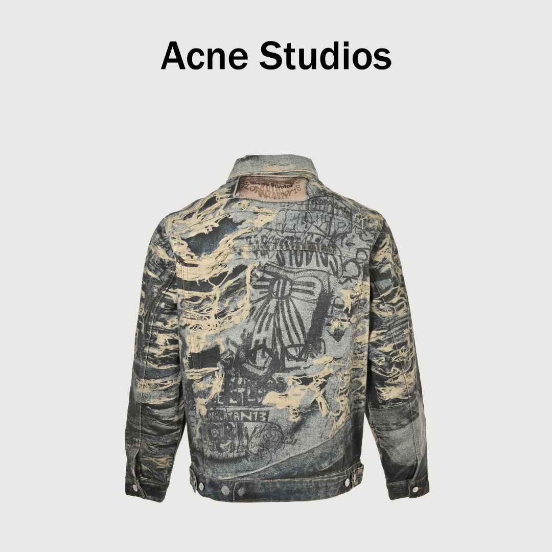 本地自取💰290
Acne Studios 2023M错视糜烂破坏涂鸦3D打印bay宽松撕裂涂鸦打印外套牛仔
仍然是当前版本的主流!而这款的2023M也决定能成为你今年Bay 的首选! 因为 2023M 是继 2021M 后成为 最受欢迎的版型之一。所以这款2023M比 Bay 更实穿的同时,还能有非常到位的上身效果!
来说重点这款面料材质用料并不是用的普通牛仔布,纱织成分由21支3股并捻全棉紧密纺纱线构成,定织成100%纯棉平纹高密细珠帆面料。先行做预缩处理,然后定染米白色,最后再做单面磨毛,以便数码打印时不起毛!大身极具识别度的“撕裂解构”破坏效果以及的涂鸦手绘全部采用由数码直喷工艺构成,打印完毕后还需要进行激光定位切割,把长裤的每个部位裁片通过激光切割分离开!然后再上机进行缝纫对位拼合!这款是有史以来难度最高细节最多的一款一是涂鸦 糜烂元素太多还原难度大 需要机器辨识度非常高打出雏形之后再人工重复修改调整细节二是颜色底色不好调 但是要有很好的清晰度以及层次感所以出货周期也是一拖再拖 2023M的版型,新晋的百搭 通勤之王,作为最新配色这款 “撕裂涂鸦” 错视的效果非常逼真且独特,看似浮夸但上身并突兀!那种日常慵懒松弛感拿捏的死死的!这款神奇的版型!只此一批,不要错过!
尺码:M-XXL 现货秒发