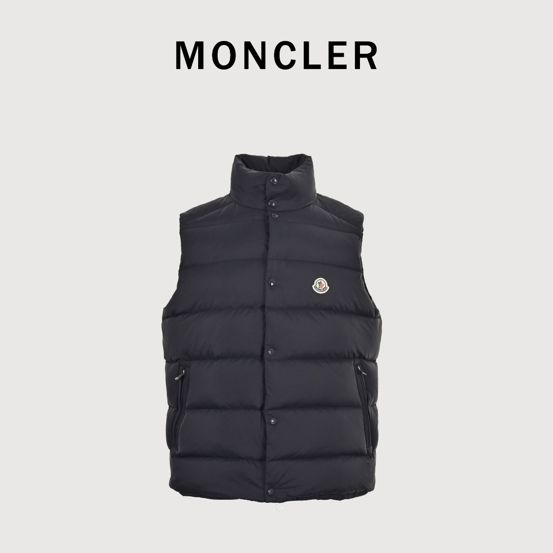本地自取💰400
Moncler雾面款小标马甲
该款短款派克羽绒采用  longue  Saion面料制成，满载功能性细节，确保温暖呵护。整件羽绒对工艺走线非常讲究，做工及其复杂，拉链口袋、可调节袖口以及按扣拉链翻盖门襟。衣袖点缀商标。为整体造型增添一抹独特气息的同时防护性能显著提升。男女同款
尺码：1-5 现货秒发