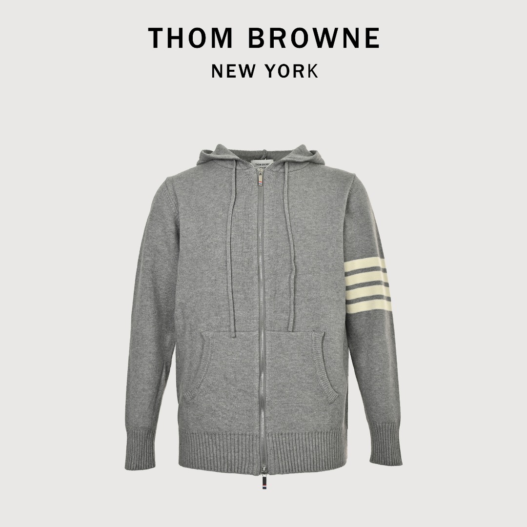 本地自取💰320
Thom BrowneTB帆船图案拉链开衫四条杠羊毛混纺毛衣
THOM BROWNE 汤姆布朗 .TB四条杠后背帆船图案拉链毛衣 料子采用羊毛混纺
拉链采用TB字母拉链头对版
柔软舒适 生产采用日本进口自动针织机织造 针路紧密 袖子四条杠针织而成 扣子采用天然贝壳口 版型可修身可宽松 舒适透气 男女同款
三标齐 包装吊牌齐全
颜色:藏青色/灰色
尺码:1/2/3/4
