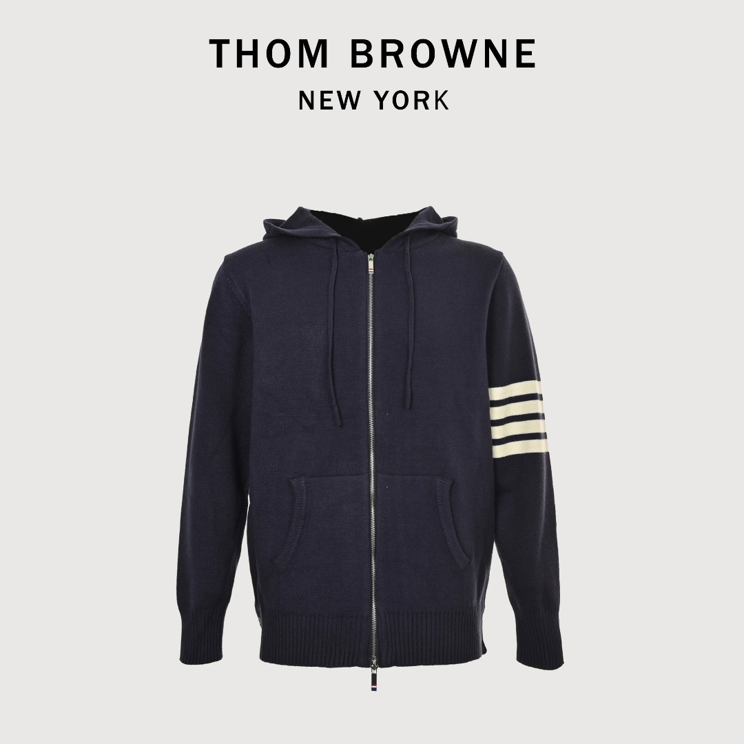 本地自取💰320
Thom BrowneTB帆船图案拉链开衫四条杠羊毛混纺毛衣
THOM BROWNE 汤姆布朗 .TB四条杠后背帆船图案拉链毛衣 料子采用羊毛混纺
拉链采用TB字母拉链头对版
柔软舒适 生产采用日本进口自动针织机织造 针路紧密 袖子四条杠针织而成 扣子采用天然贝壳口 版型可修身可宽松 舒适透气 男女同款
三标齐 包装吊牌齐全
颜色:藏青色/灰色
尺码:1/2/3/4