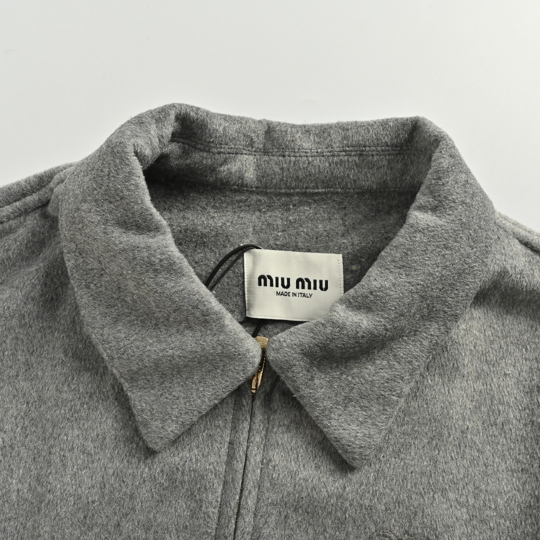 本地自取💰340 𝐒𝐢𝐳𝐞:𝟑𝟔 𝟑𝟖 𝟒𝟎 MiuMiu 羊绒刺绣标识拉链外套 面料采用80%羊绒,20涤纶面料面。料约为620克重。双面羊绒面料上身更为保暖。羊绒面料做为外搭款,一直是高端服饰的领先代表。刺绣,胸前带有品牌MIU MIU品牌标刺绣图标,该工艺采用激光烧花,后人工一个一个手量定位贴合,电脑识别定位绣上与衣服牢牢凝固。辅料拉链采用电镀金色,拉头采用5号双拉头。拉牙采用电镀金色欧款拉牙。绣口纽扣采用真年角纽扣。每一个纽扣都带有不同纹路。