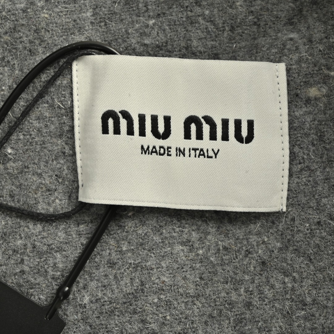 本地自取💰340 𝐒𝐢𝐳𝐞:𝟑𝟔 𝟑𝟖 𝟒𝟎 MiuMiu 羊绒刺绣标识拉链外套 面料采用80%羊绒,20涤纶面料面。料约为620克重。双面羊绒面料上身更为保暖。羊绒面料做为外搭款,一直是高端服饰的领先代表。刺绣,胸前带有品牌MIU MIU品牌标刺绣图标,该工艺采用激光烧花,后人工一个一个手量定位贴合,电脑识别定位绣上与衣服牢牢凝固。辅料拉链采用电镀金色,拉头采用5号双拉头。拉牙采用电镀金色欧款拉牙。绣口纽扣采用真年角纽扣。每一个纽扣都带有不同纹路。