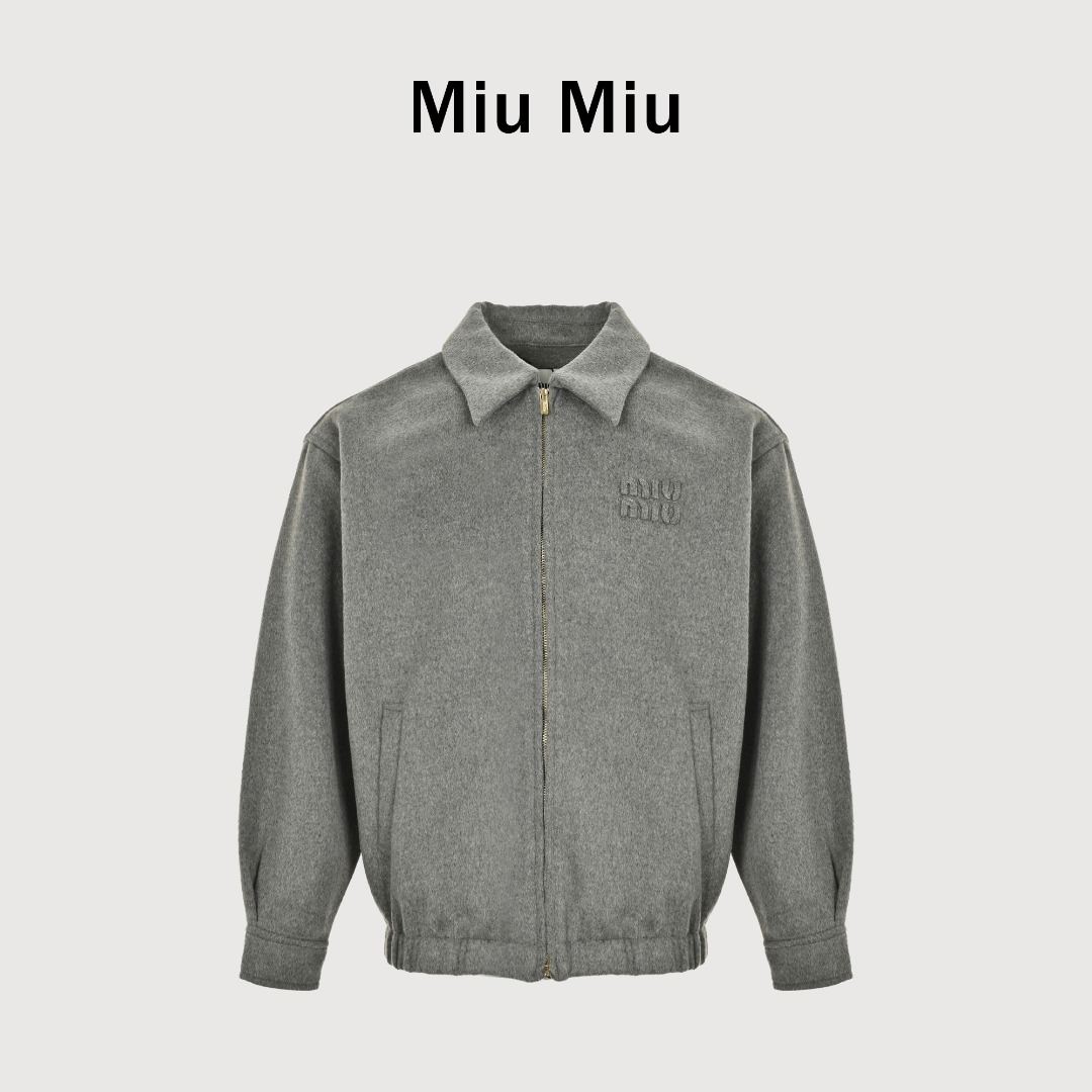 本地自取💰340 𝐒𝐢𝐳𝐞:𝟑𝟔 𝟑𝟖 𝟒𝟎 MiuMiu 羊绒刺绣标识拉链外套 面料采用80%羊绒,20涤纶面料面。料约为620克重。双面羊绒面料上身更为保暖。羊绒面料做为外搭款,一直是高端服饰的领先代表。刺绣,胸前带有品牌MIU MIU品牌标刺绣图标,该工艺采用激光烧花,后人工一个一个手量定位贴合,电脑识别定位绣上与衣服牢牢凝固。辅料拉链采用电镀金色,拉头采用5号双拉头。拉牙采用电镀金色欧款拉牙。绣口纽扣采用真年角纽扣。每一个纽扣都带有不同纹路。