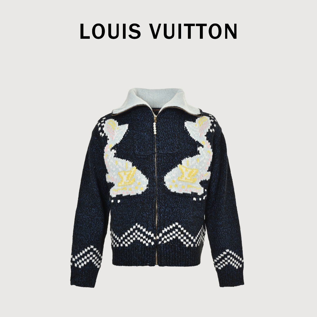 ouis Vuitton 路易威登 联名nigo双鱼针织外套 面料采用棉羊毛混纺棉线,羊毛为30%,棉纱70%.成衣手感柔软版型立厚重带微弹.胸前双鱼图案电脑制版横机提花织法,拉链采用天然珍珠母,拉牙采用电镀黄铜色.袖口带有珍珠母每一个扣子都带有品牌标识LOGO.所有辅料都按原版1:1开发,还原每一处细节与每一个辅料重量.本款半拉链套头衫延续2025春夏秀场的丹迪风范,以绵羊毛混纺呈现粗绞花针织,再为衣身与衣领渲染迥异色调. 003