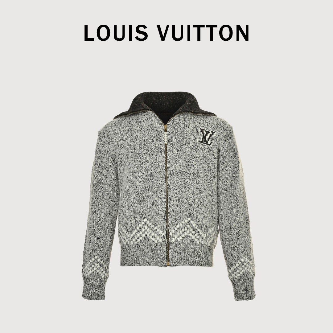 ouis Vuitton 路易威登 联名nigo钓鱼针织外套 面料采用棉羊毛混纺棉线,羊毛为30%,棉纱70%.成衣手感柔软版型立厚重带微弹.背后雪山图案电脑制版横机提花织法,拉链采用天然珍珠母,拉牙采用电镀黄铜色.小船和人物图案采用百灵达刺绣机作业贴布章仔后用捷克机挨边走线缝制成衣.所有辅料都按原版1:1开发,还原每一处细节与每一个辅料重量.本款半拉链套头衫延续2025春夏秀场的丹迪风范,以绵羊毛混纺呈现粗绞花针织,再为衣身与衣领渲染迥异色调. 003