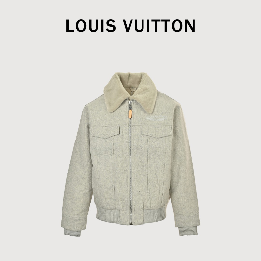 ouis Vuitton 路易威登 24FW 毛领拼接羊毛棉服外套 原34,600购入,采用百分百进口绵羊毛面料对色定染花灰色纱线混纺毛呢面料.可拆卸毛领采用小羊羔毛毛领,丝滑亲肤.设计方面颇具特色,独特构造,两种材质形成视觉反差,无敌的奢华大气,将时装美学运用到极致.内里采用人棉里布与搭配1800d绗棉工艺,全幅Monogram Craggy图案绗缝,对位绗花工艺,进口行棉机定位,增加整体起伏层次质感,将填充物固定.胸前烫珠Logo采用高温定位烫压.后背皮牌为牛皮压纹皮牌,人工手缝.定制5号皮绳拉链,袖口、下摆对色定染横机羊毛螺纹弹力收口,确保整件棉服看起来精致而有型,三标辅料配套齐全.舒适度和柔软度都堪称顶级水准,双重保暖构造,御寒指数极高,以独特的属性功能,可以轻松抵抗风雨雪恶劣天气,实穿性非常强.每一处细节都彰显出匠心工艺,无可挑剔,区别市面版本.