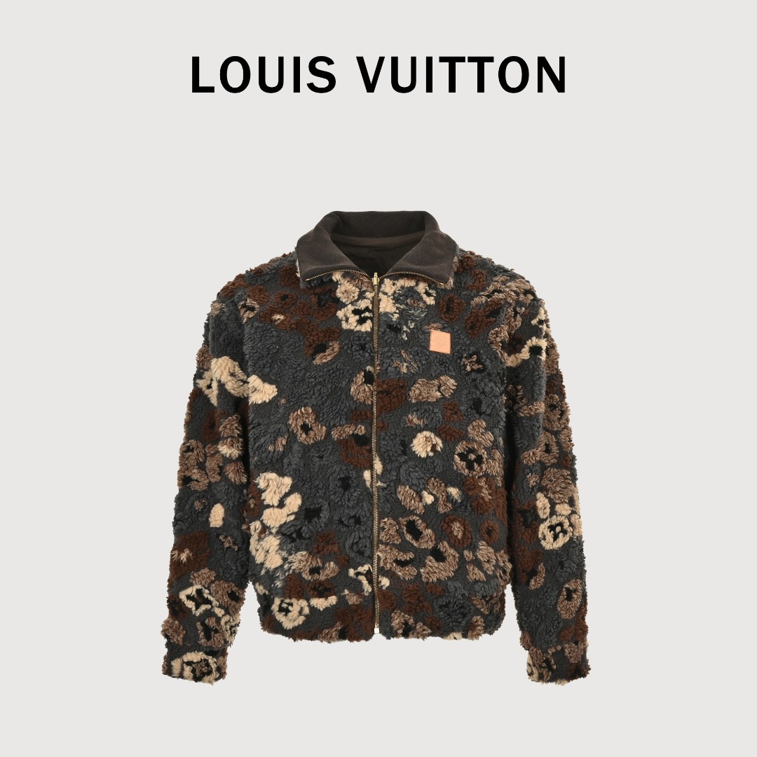 本地自取💰𝟑𝟖𝟎
1V联名nigo泰迪摇粒绒双面穿外套 

size S M L XL

yp一致88%聚酯纤维12%绵羊毛混纺色织面料对色染毛料提花编织 多种复杂工艺加工处理 做到蓬松密集 毛质柔软 轻盈蓬松 颗粒感饱满均匀。区别全涤纶面料版本 成品起摇粒之后手感更加蓬松柔软 混纺之后起的摇粒不易脱绒掉毛 配套轨道牙古铜做旧拉头带logo拉链。当奢华时装玩起“两面派”，这件 Louis Vuitton 摇粒绒夹克便成了风格的多解答案。一面是野性美学的具象化：深灰底色上，棕褐与米白交织出迷彩般的视觉冲击，蓬松摇粒绒面料将“酷感”与“温暖”揉成一体，胸前皮革标识是奢华基因的低调宣示。另一面是极简质感的代名词：翻转后，深棕尼龙面料搭配复古皮革贴片，利落版型勾勒出工装风的硬朗轮廓，金属拉链的光泽为简约注入精致细节。