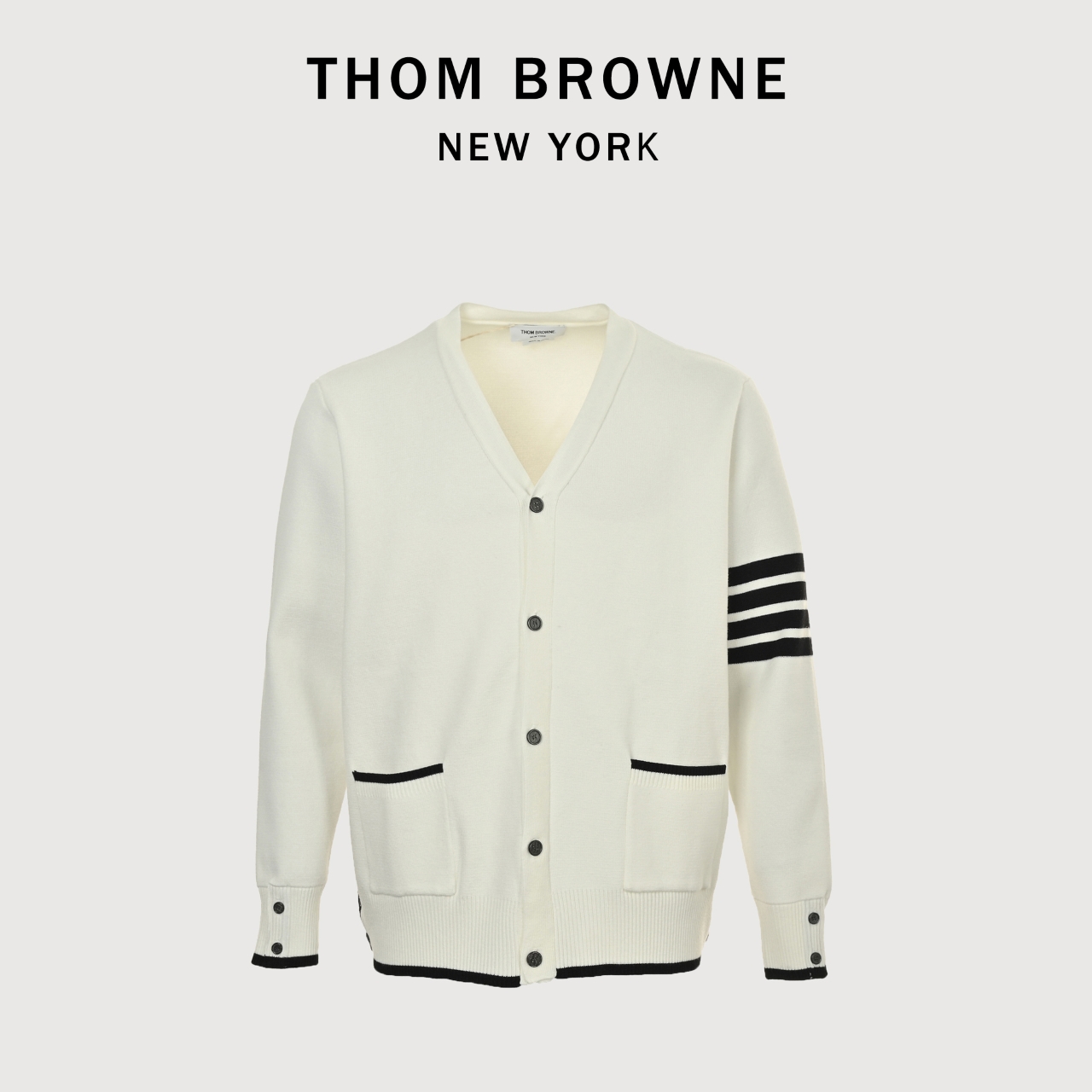 本地自取💰320 Thom Browne/汤姆布朗 25Fw 前短后长羊毛开衫外套 定制羊毛混纺材质面料,高定面料品质保证,手感柔软平滑,灰白线条开衫华夫格颗粒感,白色宽条纹灰色宽条纹撞色,经典四杠设计,袖子开叉下摆开叉,定制门襟5扣纽扣,整体衣服相对比较轻盈,上身减龄有格调且年轻化又表现的不俗,洗涤建议首选干洗,次选手洗或者轻柔机洗,机洗请单独单件套洗衣袋轻柔机洗,不能烘干和热水洗涤,不能长时间浸泡暴晒,正确的洗涤方式可使衣服使用寿命延长 Size:1-5