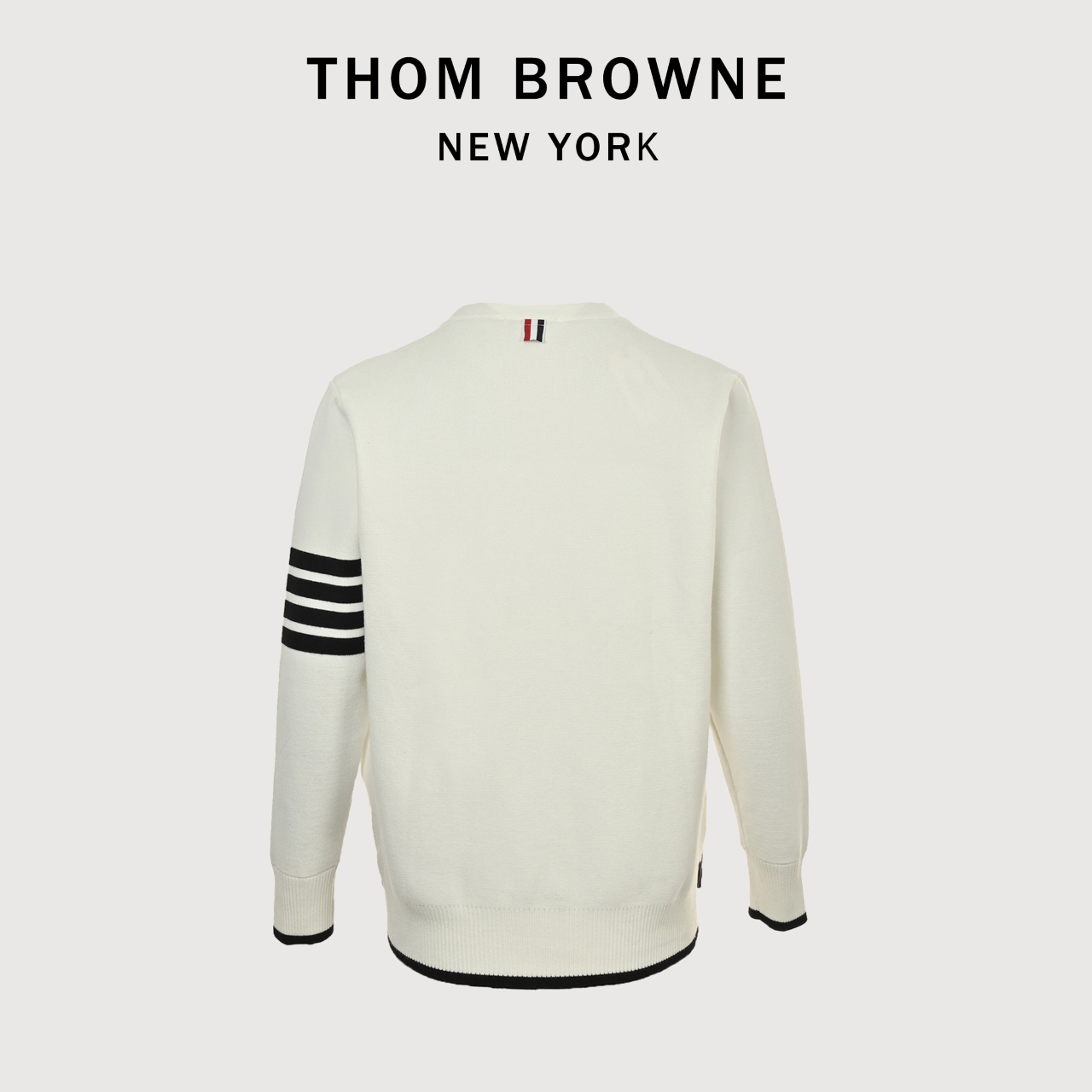 本地自取💰320 Thom Browne/汤姆布朗 25Fw 前短后长羊毛开衫外套 定制羊毛混纺材质面料,高定面料品质保证,手感柔软平滑,灰白线条开衫华夫格颗粒感,白色宽条纹灰色宽条纹撞色,经典四杠设计,袖子开叉下摆开叉,定制门襟5扣纽扣,整体衣服相对比较轻盈,上身减龄有格调且年轻化又表现的不俗,洗涤建议首选干洗,次选手洗或者轻柔机洗,机洗请单独单件套洗衣袋轻柔机洗,不能烘干和热水洗涤,不能长时间浸泡暴晒,正确的洗涤方式可使衣服使用寿命延长 Size:1-5