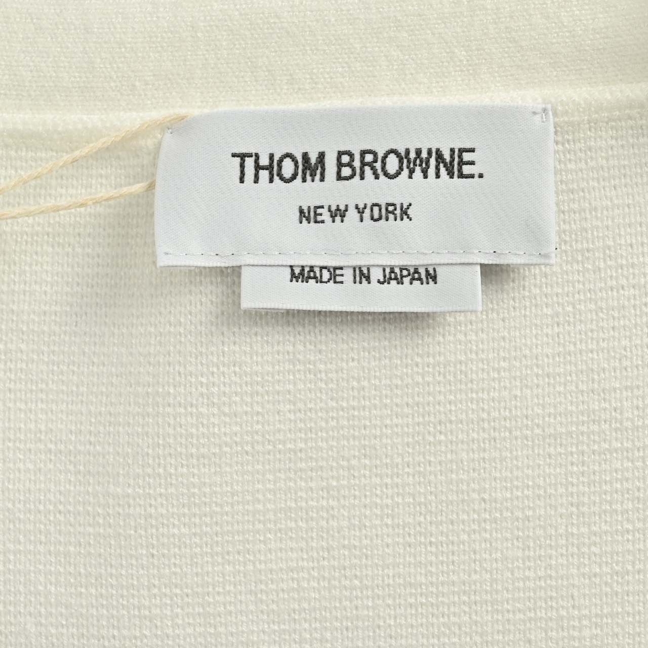 本地自取💰320 Thom Browne/汤姆布朗 25Fw 前短后长羊毛开衫外套 定制羊毛混纺材质面料,高定面料品质保证,手感柔软平滑,灰白线条开衫华夫格颗粒感,白色宽条纹灰色宽条纹撞色,经典四杠设计,袖子开叉下摆开叉,定制门襟5扣纽扣,整体衣服相对比较轻盈,上身减龄有格调且年轻化又表现的不俗,洗涤建议首选干洗,次选手洗或者轻柔机洗,机洗请单独单件套洗衣袋轻柔机洗,不能烘干和热水洗涤,不能长时间浸泡暴晒,正确的洗涤方式可使衣服使用寿命延长 Size:1-5