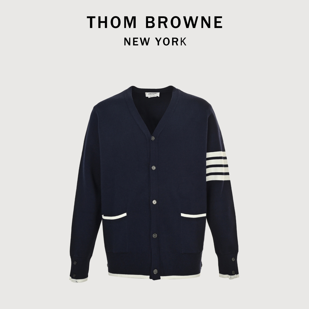 本地自取💰320
Thom Browne/汤姆布朗 25Fw 前短后长羊毛开衫外套
定制羊毛混纺材质面料,高定面料品质保证,手感柔软平滑,灰白线条开衫华夫格颗粒感,白色宽条纹灰色宽条纹撞色,经典四杠设计,袖子开叉下摆开叉,定制门襟5扣纽扣,整体衣服相对比较轻盈,上身减龄有格调且年轻化又表现的不俗,洗涤建议首选干洗,次选手洗或者轻柔机洗,机洗请单独单件套洗衣袋轻柔机洗,不能烘干和热水洗涤,不能长时间浸泡暴晒,正确的洗涤方式可使衣服使用寿命延长
Size:1-5