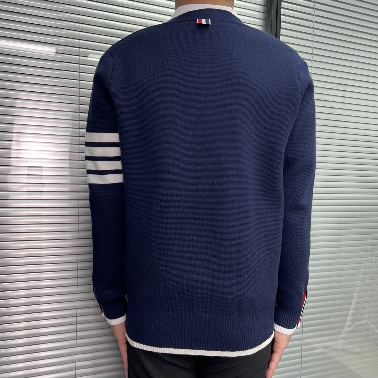 Thom Browne/汤姆布朗 25Fw 前短后长羊毛开衫外套 上身效果#