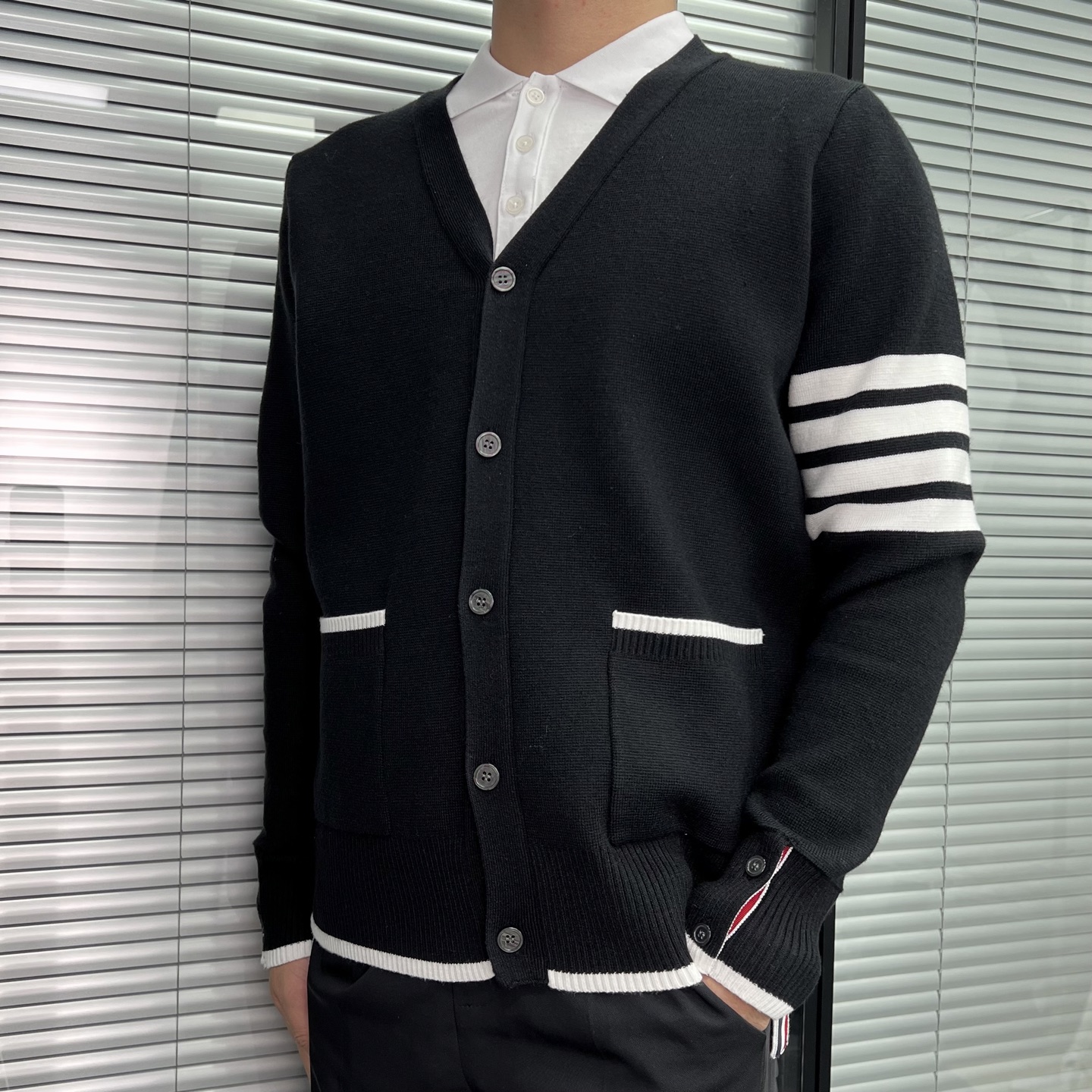 Thom Browne/汤姆布朗 25Fw 前短后长羊毛开衫外套 上身效果#