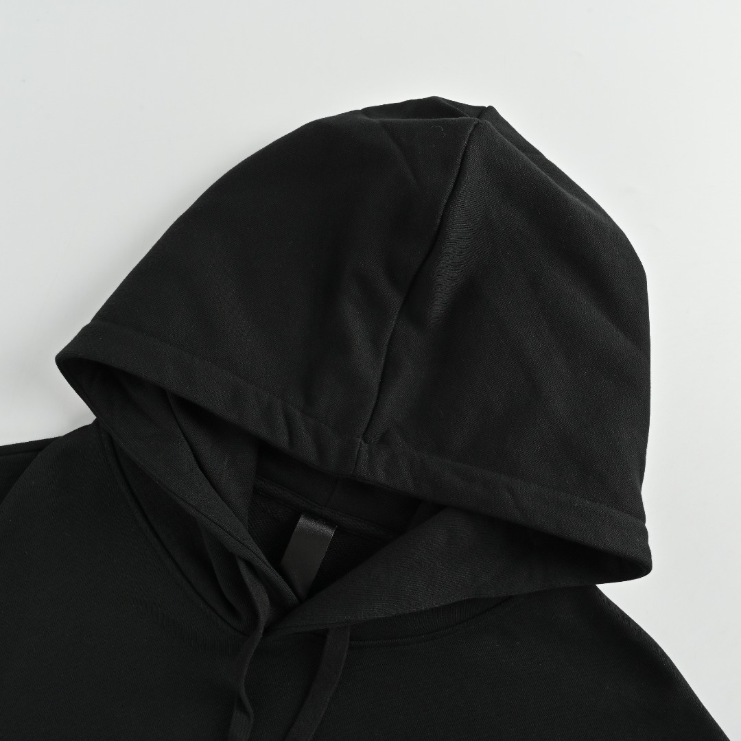 本地自取💰240 
Chrome Hearts/克罗心 经典梵文字Logo绣花连帽卫衣
定织定染480g平纹面料 内里抓绒 洗水后差不多510g 非常硬挺厚实
 肌理感是非常强烈的 螺纹为定做扁机螺纹 配套单独定织，
时尚百搭单品 秋冬衣橱必备 十分耐看 有风度的同时保持温度 ，
如果说款式让你一眼发亮 那品质才是你更应该关注的点 相比价格我们抓的是品质
 这个品质除了换码很难让人有点击退款的欲望，拿到手就是爱不释手的感觉 
情侣款 os版型 版型质感拉满 不挑年龄 不挑身材 ！
颜色：白色、黑色
Size:XS-L