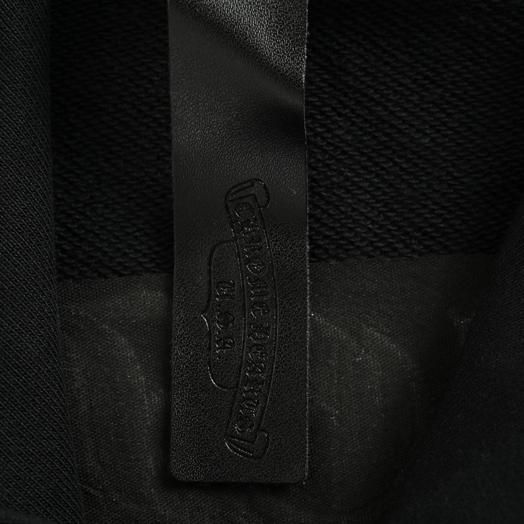 本地自取💰240 
Chrome Hearts/克罗心 经典梵文字Logo绣花连帽卫衣
定织定染480g平纹面料 内里抓绒 洗水后差不多510g 非常硬挺厚实
 肌理感是非常强烈的 螺纹为定做扁机螺纹 配套单独定织，
时尚百搭单品 秋冬衣橱必备 十分耐看 有风度的同时保持温度 ，
如果说款式让你一眼发亮 那品质才是你更应该关注的点 相比价格我们抓的是品质
 这个品质除了换码很难让人有点击退款的欲望，拿到手就是爱不释手的感觉 
情侣款 os版型 版型质感拉满 不挑年龄 不挑身材 ！
颜色：白色、黑色
Size:XS-L