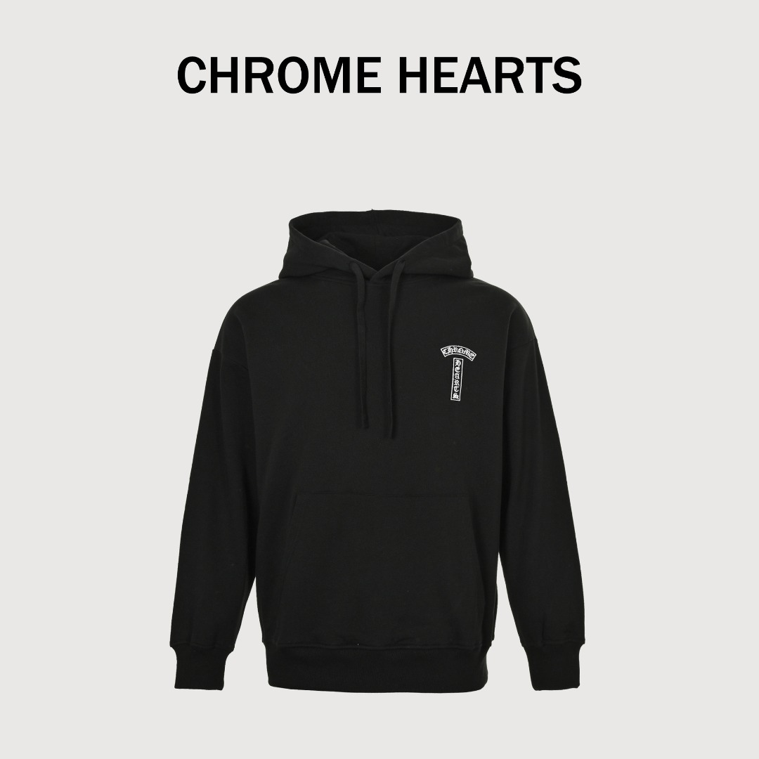 本地自取💰240 
Chrome Hearts/克罗心 经典梵文字Logo绣花连帽卫衣
定织定染480g平纹面料 内里抓绒 洗水后差不多510g 非常硬挺厚实
 肌理感是非常强烈的 螺纹为定做扁机螺纹 配套单独定织，
时尚百搭单品 秋冬衣橱必备 十分耐看 有风度的同时保持温度 ，
如果说款式让你一眼发亮 那品质才是你更应该关注的点 相比价格我们抓的是品质
 这个品质除了换码很难让人有点击退款的欲望，拿到手就是爱不释手的感觉 
情侣款 os版型 版型质感拉满 不挑年龄 不挑身材 ！
颜色：白色、黑色
Size:XS-L