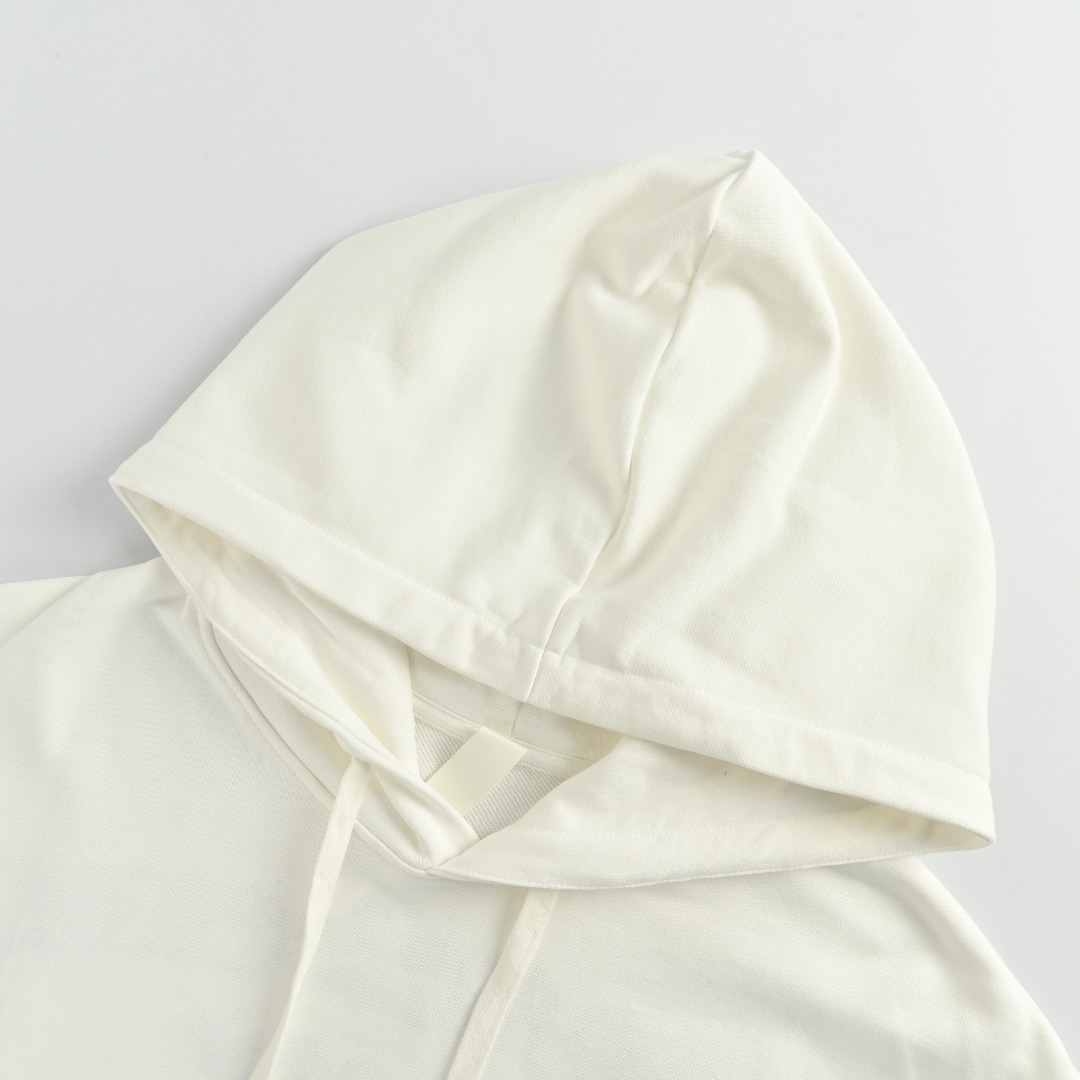 本地自取💰240 
Chrome Hearts/克罗心 经典梵文字Logo绣花连帽卫衣
定织定染480g平纹面料 内里抓绒 洗水后差不多510g 非常硬挺厚实
 肌理感是非常强烈的 螺纹为定做扁机螺纹 配套单独定织，
时尚百搭单品 秋冬衣橱必备 十分耐看 有风度的同时保持温度 ，
如果说款式让你一眼发亮 那品质才是你更应该关注的点 相比价格我们抓的是品质
 这个品质除了换码很难让人有点击退款的欲望，拿到手就是爱不释手的感觉 
情侣款 os版型 版型质感拉满 不挑年龄 不挑身材 ！
颜色：白色、黑色
Size:XS-L