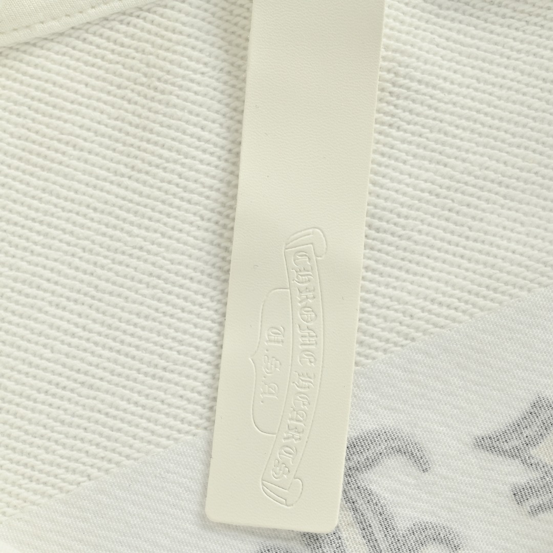 本地自取💰240 
Chrome Hearts/克罗心 经典梵文字Logo绣花连帽卫衣
定织定染480g平纹面料 内里抓绒 洗水后差不多510g 非常硬挺厚实
 肌理感是非常强烈的 螺纹为定做扁机螺纹 配套单独定织，
时尚百搭单品 秋冬衣橱必备 十分耐看 有风度的同时保持温度 ，
如果说款式让你一眼发亮 那品质才是你更应该关注的点 相比价格我们抓的是品质
 这个品质除了换码很难让人有点击退款的欲望，拿到手就是爱不释手的感觉 
情侣款 os版型 版型质感拉满 不挑年龄 不挑身材 ！
颜色：白色、黑色
Size:XS-L