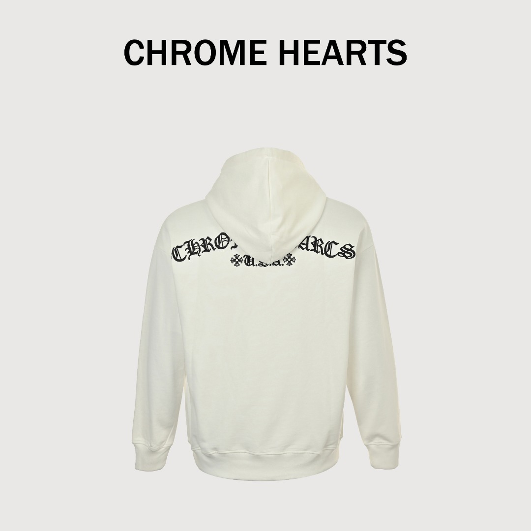 本地自取💰240 
Chrome Hearts/克罗心 经典梵文字Logo绣花连帽卫衣
定织定染480g平纹面料 内里抓绒 洗水后差不多510g 非常硬挺厚实
 肌理感是非常强烈的 螺纹为定做扁机螺纹 配套单独定织，
时尚百搭单品 秋冬衣橱必备 十分耐看 有风度的同时保持温度 ，
如果说款式让你一眼发亮 那品质才是你更应该关注的点 相比价格我们抓的是品质
 这个品质除了换码很难让人有点击退款的欲望，拿到手就是爱不释手的感觉 
情侣款 os版型 版型质感拉满 不挑年龄 不挑身材 ！
颜色：白色、黑色
Size:XS-L