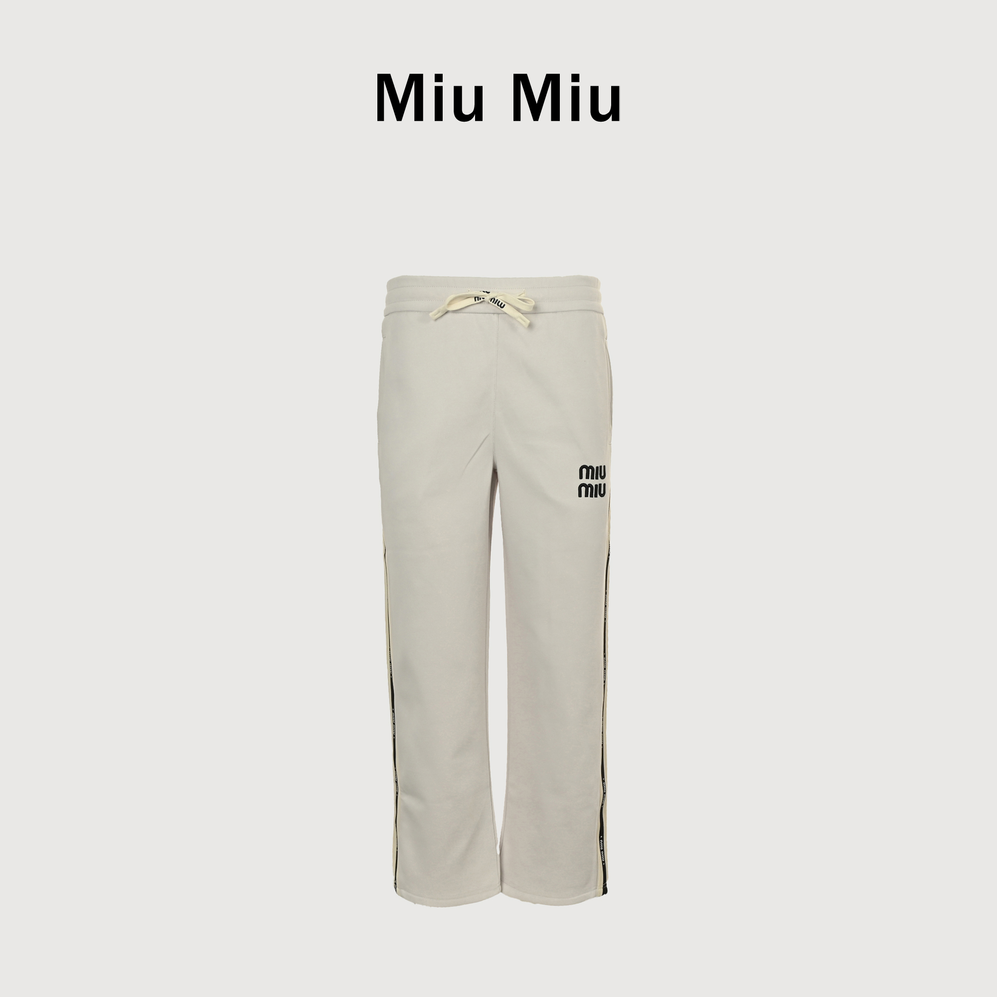 本地自取💰220 MIUMIU/缪缪 字母织带长裤 面料采用100%纯棉毛圈面料,克重大约在420g左右。时尚休闲的运动造型,是当下潮流街拍必不可少的款!,洗后不易变形。口袋定制的是品牌logo的贴布,并且进行了手工撕裂处理。拉链定制的是与原版一致的金色双头拉链,螺纹定织定染对色。辅料原版开版,三标齐全。抽绳透定制皮标。 尺码:XS-L