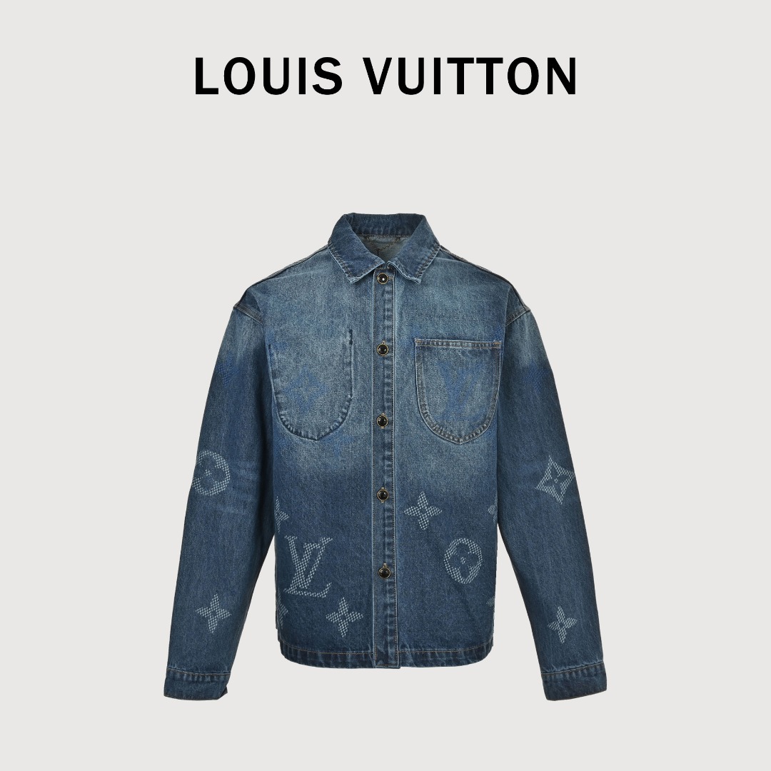本地自取💰300 LOUIS VUITTON/路易威登LV 翻领单排扣牛仔夹克外套 原版23900购入 LOUIS VUITTON  LV 大花工装侧口袋牛仔套装外套 原版材质高订牛仔面料采用480g牛仔布，彩拔(拔印)工艺，进口机出品，每一件都必须洗水，采用精致的特殊工艺处理。打造出图形整体造型。手感透气舒适，YB订制黑珍珠扣，激光皮标，彩拔印花工艺，整套低调奢华的设计，走秀款必定属于你的时尚百搭单品，整套搭配效果更佳 Size：46 48 50 52