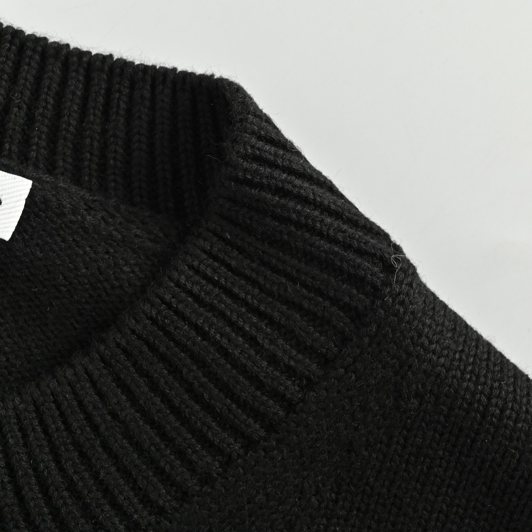 本地自取💰280 ACNE STUDIOS 蝴蝶结刺绣针织开衫 选用内蒙白绒羊毛,这款秋冬必入的爆款单品以其优质的原料和精美的刺绣设计受到消费者的喜爱。无论是价格还是款式,都让人眼前一亮,是提前囤货的好选择。纯天然优质羊绒,触感温软,轻盈舒适。每一根纤维都经过精心挑选,确保了衣物的高品质和卓越性能。每一件开衫都经过精细的针织工艺,呈现出细腻的质感。罗纹针织装饰和纽扣开合设计,使整体更加精致且易于穿搭。男女同款 Size:S-XL