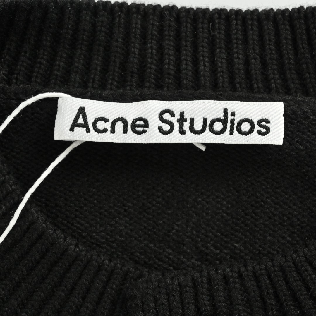 本地自取💰280 ACNE STUDIOS 蝴蝶结刺绣针织开衫 选用内蒙白绒羊毛,这款秋冬必入的爆款单品以其优质的原料和精美的刺绣设计受到消费者的喜爱。无论是价格还是款式,都让人眼前一亮,是提前囤货的好选择。纯天然优质羊绒,触感温软,轻盈舒适。每一根纤维都经过精心挑选,确保了衣物的高品质和卓越性能。每一件开衫都经过精细的针织工艺,呈现出细腻的质感。罗纹针织装饰和纽扣开合设计,使整体更加精致且易于穿搭。男女同款 Size:S-XL