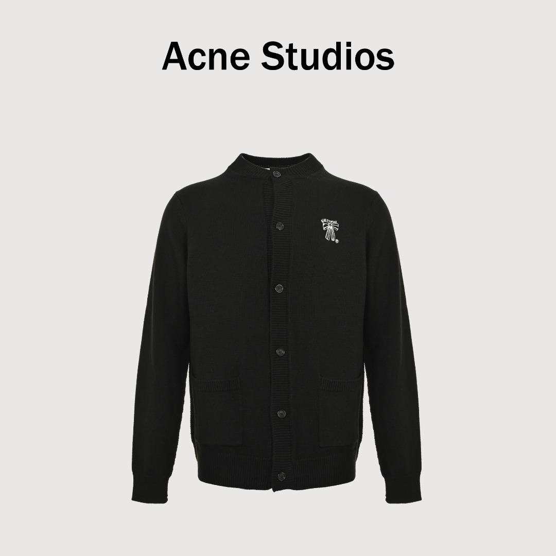 本地自取💰280 ACNE STUDIOS 蝴蝶结刺绣针织开衫 选用内蒙白绒羊毛，这款秋冬必入的爆款单品以其优质的原料和精美的刺绣设计受到消费者的喜爱。无论是价格还是款式，都让人眼前一亮，是提前囤货的好选择。纯天然优质羊绒，触感温软，轻盈舒适。每一根纤维都经过精心挑选，确保了衣物的高品质和卓越性能。每一件开衫都经过精细的针织工艺，呈现出细腻的质感。罗纹针织装饰和纽扣开合设计，使整体更加精致且易于穿搭。男女同款 Size：S-XL