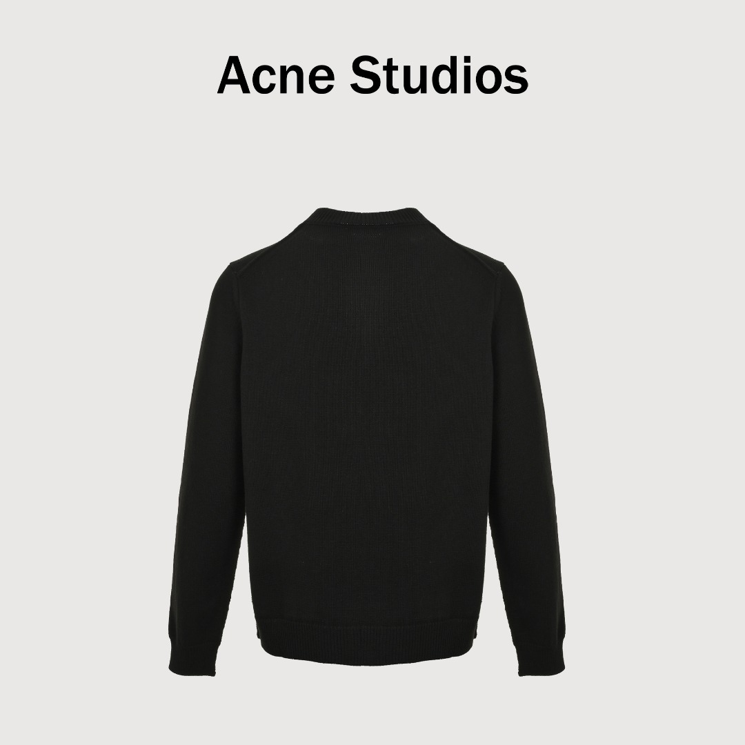 本地自取💰280 ACNE STUDIOS 蝴蝶结刺绣针织开衫 选用内蒙白绒羊毛,这款秋冬必入的爆款单品以其优质的原料和精美的刺绣设计受到消费者的喜爱。无论是价格还是款式,都让人眼前一亮,是提前囤货的好选择。纯天然优质羊绒,触感温软,轻盈舒适。每一根纤维都经过精心挑选,确保了衣物的高品质和卓越性能。每一件开衫都经过精细的针织工艺,呈现出细腻的质感。罗纹针织装饰和纽扣开合设计,使整体更加精致且易于穿搭。男女同款 Size:S-XL