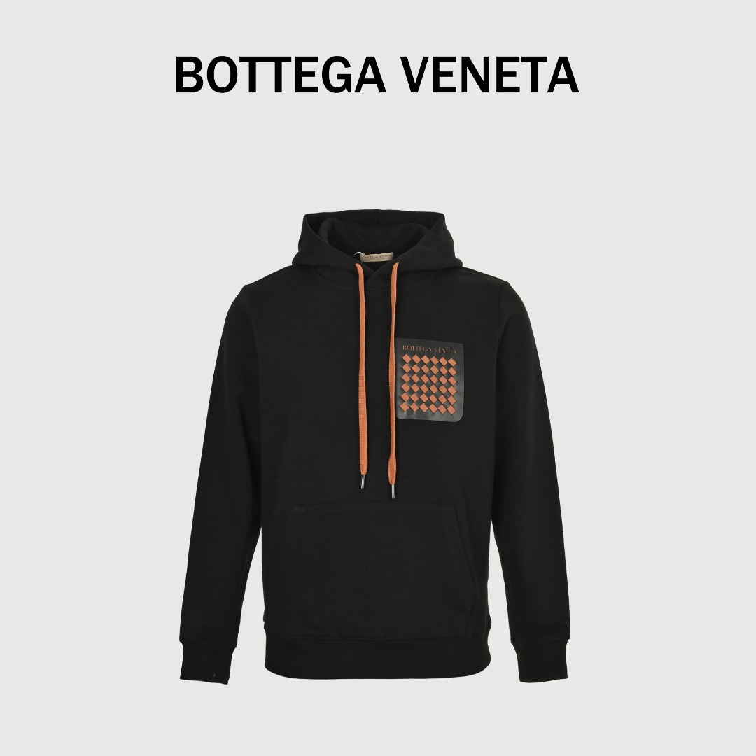 BOTTEGA VENETA/BV 口袋编织连帽卫衣 BV新款连帽卫衣,以重磅棉绒打造宽松立体廓形 连帽设计搭配抽绳 轻松提升街头感,超大立体斜插口袋设计,兼顾随手插兜的率性姿态与随身物件的安全感.胸前口袋藏着一片立体的intrecciato编织宇宙. 高精准激光切割琢出精密菱形图腾,采用传统技法,每英寸需经16次手工交叉穿引,确保真皮织物既能保持挺括形态又具备弹性张力以最经典的BV菱形纯手工编织而成的口袋,真正的奢侈,是把复杂工艺穿得举重若轻