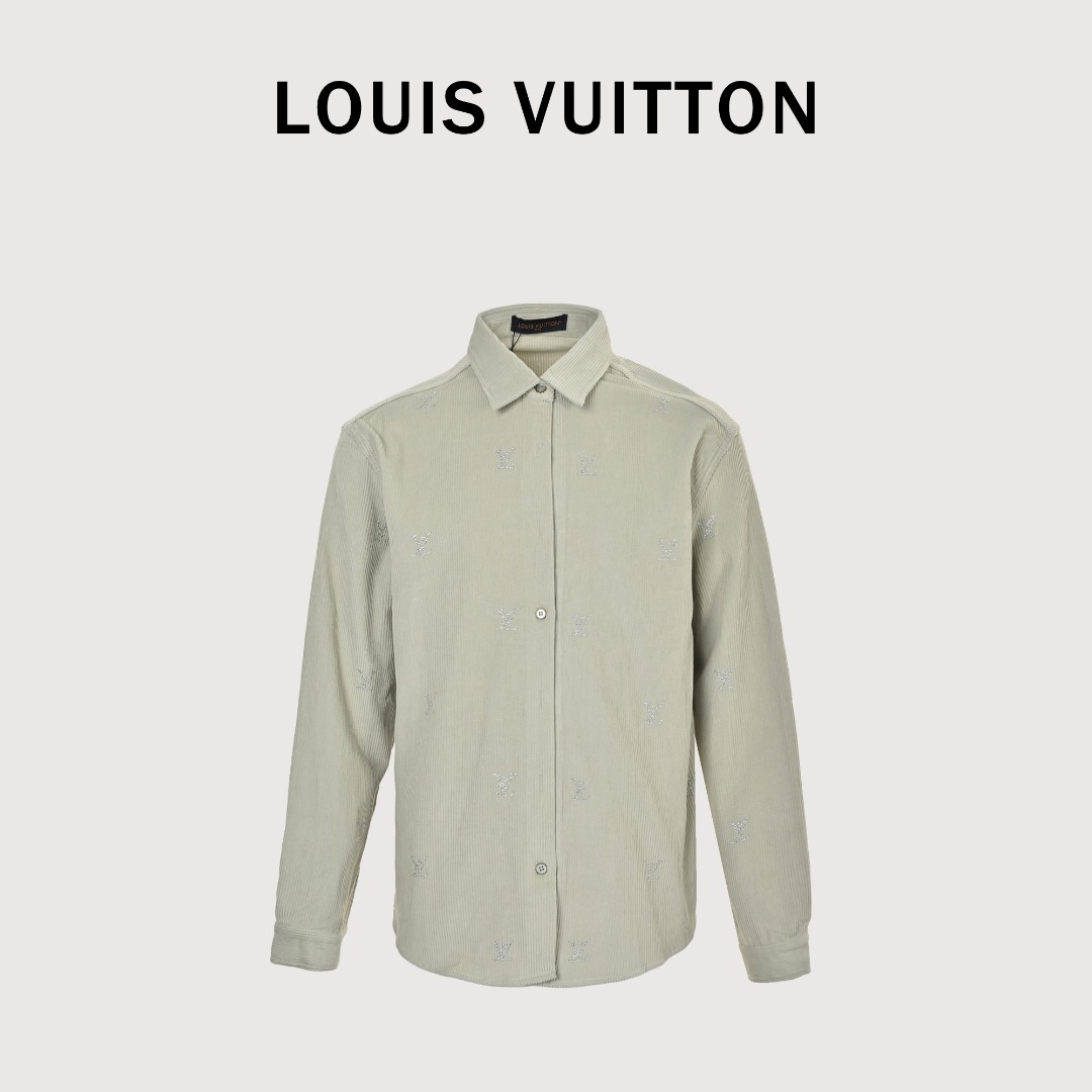 LOUIS VUITTON LV 钻字灯芯绒衬衫外套 面料采用260g平纹精品灯芯绒,采用进口匹棉定织定染95棉5锦纶,采用德国机口打边与包缝机麦夹机,采用正面按扣扣合设计,面料密度到位后垂感十足,整件衣服使用高质量进口澳钻,人工烫钻每一块裁片单独烫压两次,使其牢牢吸附表面,异常麻烦,五金辅料扣子开模