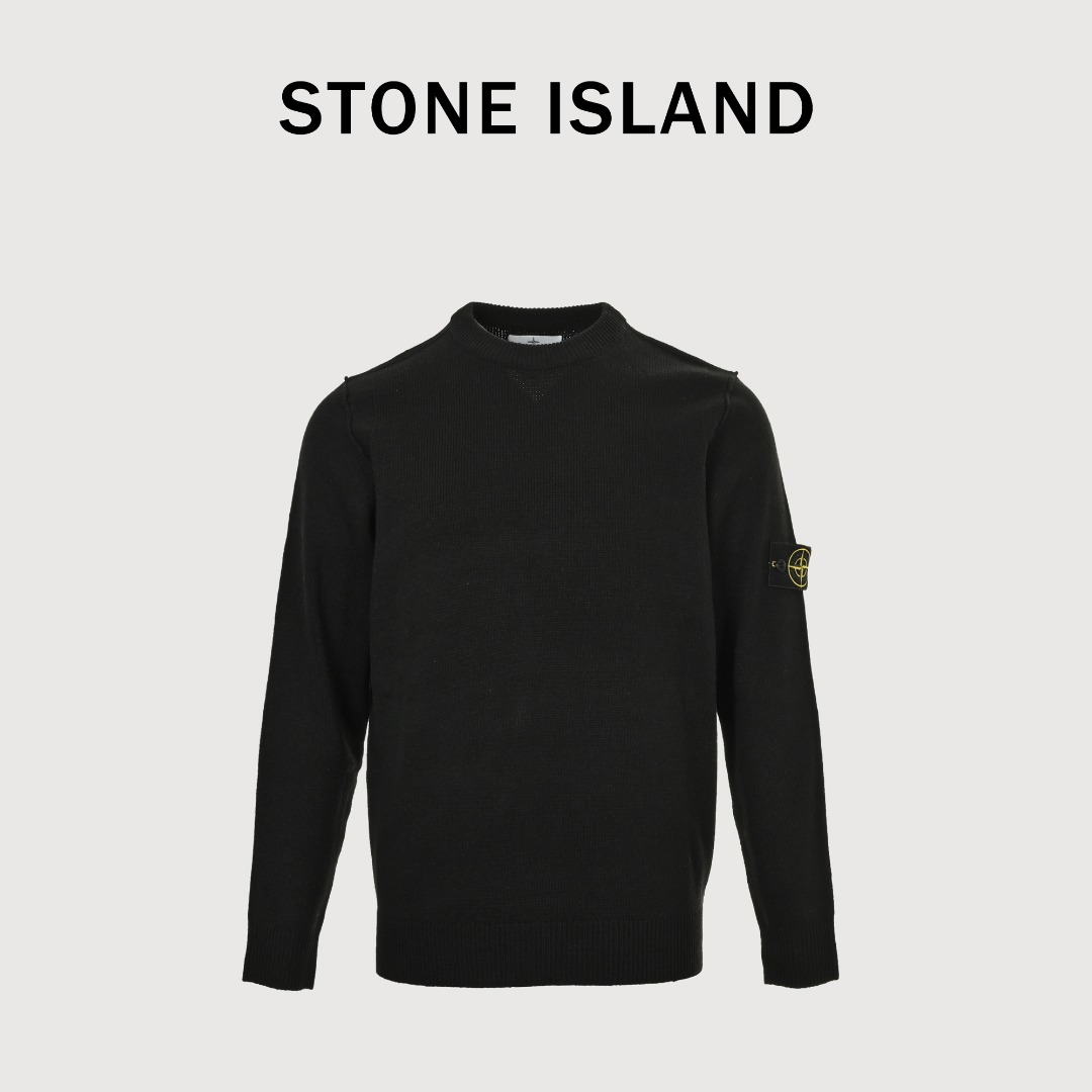 本地自取💰𝟐𝟓𝟎 𝐒𝐢𝐳𝐞: 𝐬 𝐦 𝐥 𝐱𝐥 Stone Island 石头岛 经典袖标识圆领针织毛衣 细节里全是品质感，单穿慵懒、叠穿时髦，轻松穿出法式松弛氛围 定制经典罗盘毛毡贴布！可拆卸！整体基础版型！细节满满！定制三标！ 【袖标】在一次次调试中与细节死磕，让每一处都朝着心中的完美无限趋近。