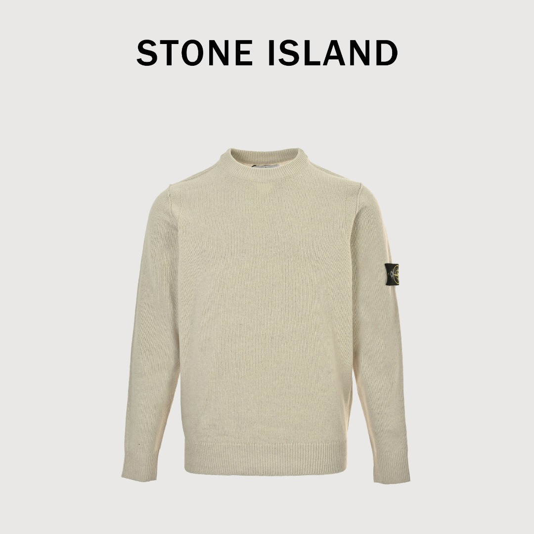 本地自取💰𝟐𝟓𝟎 𝐒𝐢𝐳𝐞: 𝐬 𝐦 𝐥 𝐱𝐥 Stone Island 石头岛 经典袖标识圆领针织毛衣 细节里全是品质感，单穿慵懒、叠穿时髦，轻松穿出法式松弛氛围 定制经典罗盘毛毡贴布！可拆卸！整体基础版型！细节满满！定制三标！ 【袖标】在一次次调试中与细节死磕，让每一处都朝着心中的完美无限趋近。