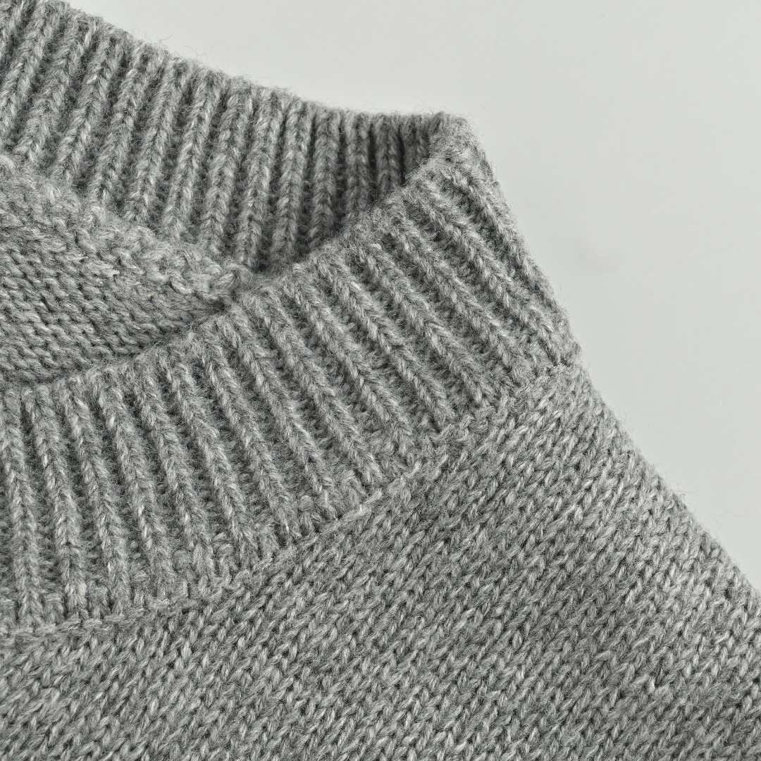 本地自取💰260
Chrome Hearts CH 克罗心25ss刺绣圆盘梵文十字架破洞针织毛衣套头

好看到掐人中的款式男女同款搭配黑白色太出片 

实物好看 上身好看 日常穿好看 拍照更出片 
很难不买 给我买它!!! 

相信我 谁也拒绝不了这样一个机长款的克罗心外套 
在老版本的基础上扩大了版型 上身宽松有型 下摆外扩休闲款设计 胖人显瘦到极致 瘦人限高有档次 

万元ZP打版 1:1完美还原 单穿叠穿都好看 男女都可以轻松驾驭 

如果你更在意品质 也要尊重价格 和市面上那种薄的透底一穿起球的垃圾货完全不是一码事 如果说款式让你一眼发亮 那品质才是你更应该关注的点 相比价格我们抓的是品质 我家货拿过的客户懂得都懂

️️️市面上毛衣普遍是苞芯纱材质 我们用的是莫代尔 相比包芯纱的优点很直观： 成本高 价格高 密度高 比较费开发者的钱 让我们少赚了很多 另外就是细腻 上身不渣 抗起球 高档 我们是良心做货人 不用包芯纱 包芯纱除了便宜以外 其他的真的一无是处 缩水起球勾线扎人 他样样精通 

2024年了 谁穿衣服不希望出门有面儿 板板正正？质量决定上身效果 质量差再好的款式也是城乡结合部气质 我们只做长久生意 质量决定人品 拿回去放心穿放心洗 版型品质绝对让你眼前一亮 只做对版高品质 做高货硬货 拒绝垃圾货 拒绝快餐货 良心品质 良心价格 你值得拥有 ！

颜色：黑色 米色 灰色
尺码:S M L