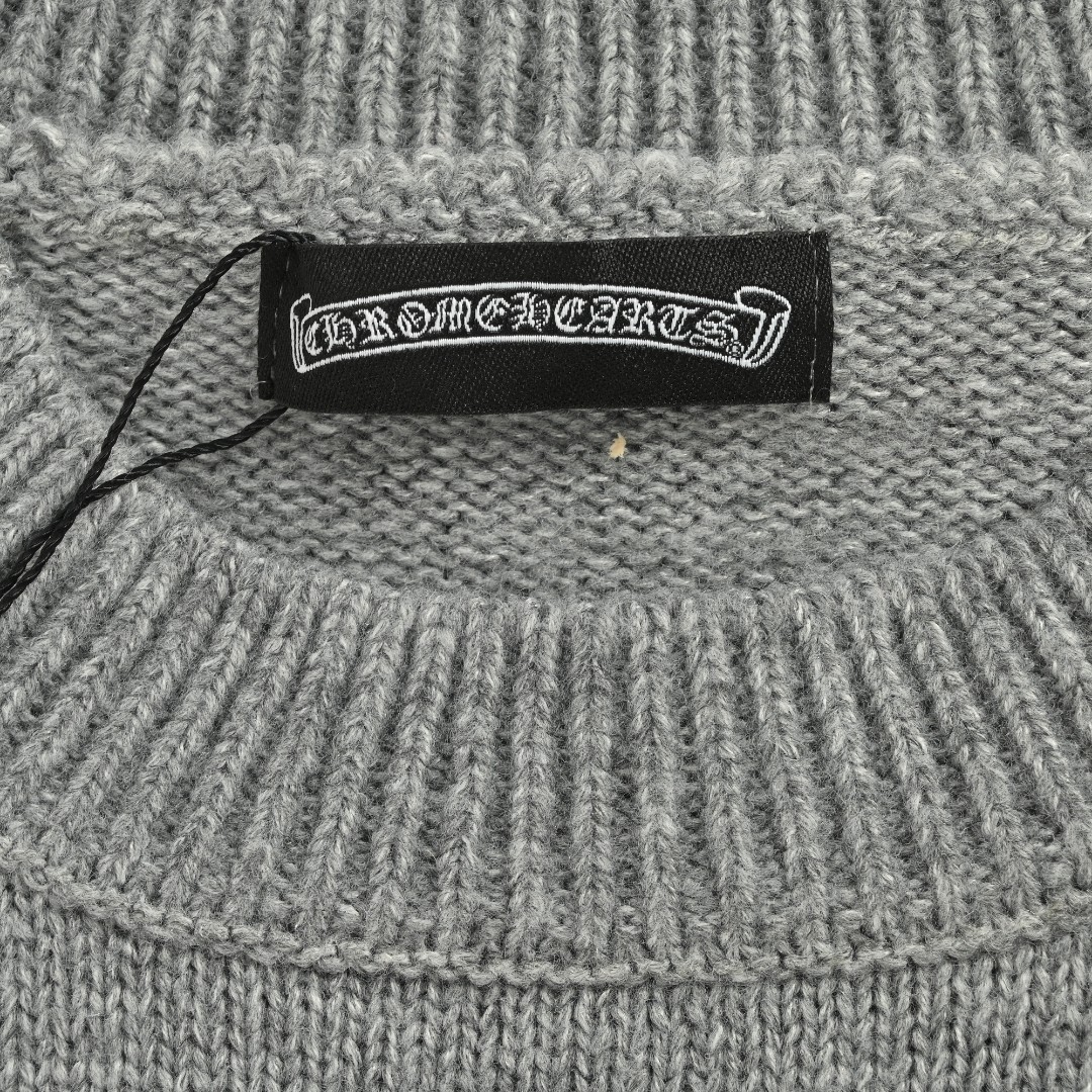 本地自取💰260
Chrome Hearts CH 克罗心25ss刺绣圆盘梵文十字架破洞针织毛衣套头

好看到掐人中的款式男女同款搭配黑白色太出片 

实物好看 上身好看 日常穿好看 拍照更出片 
很难不买 给我买它!!! 

相信我 谁也拒绝不了这样一个机长款的克罗心外套 
在老版本的基础上扩大了版型 上身宽松有型 下摆外扩休闲款设计 胖人显瘦到极致 瘦人限高有档次 

万元ZP打版 1:1完美还原 单穿叠穿都好看 男女都可以轻松驾驭 

如果你更在意品质 也要尊重价格 和市面上那种薄的透底一穿起球的垃圾货完全不是一码事 如果说款式让你一眼发亮 那品质才是你更应该关注的点 相比价格我们抓的是品质 我家货拿过的客户懂得都懂

️️️市面上毛衣普遍是苞芯纱材质 我们用的是莫代尔 相比包芯纱的优点很直观： 成本高 价格高 密度高 比较费开发者的钱 让我们少赚了很多 另外就是细腻 上身不渣 抗起球 高档 我们是良心做货人 不用包芯纱 包芯纱除了便宜以外 其他的真的一无是处 缩水起球勾线扎人 他样样精通 

2024年了 谁穿衣服不希望出门有面儿 板板正正？质量决定上身效果 质量差再好的款式也是城乡结合部气质 我们只做长久生意 质量决定人品 拿回去放心穿放心洗 版型品质绝对让你眼前一亮 只做对版高品质 做高货硬货 拒绝垃圾货 拒绝快餐货 良心品质 良心价格 你值得拥有 ！

颜色：黑色 米色 灰色
尺码:S M L