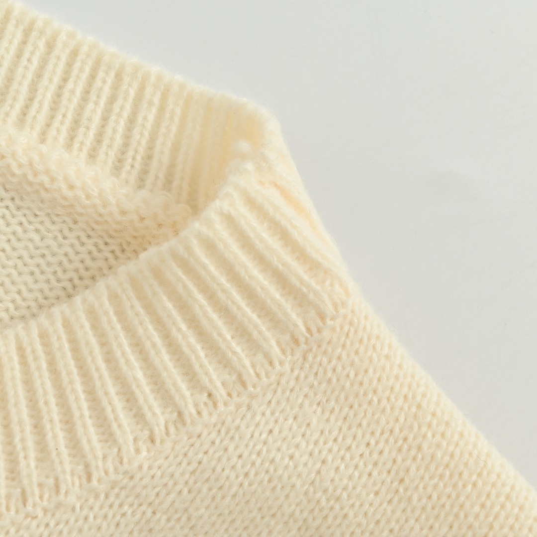 本地自取💰260
Chrome Hearts CH 克罗心25ss刺绣圆盘梵文十字架破洞针织毛衣套头

好看到掐人中的款式男女同款搭配黑白色太出片 

实物好看 上身好看 日常穿好看 拍照更出片 
很难不买 给我买它!!! 

相信我 谁也拒绝不了这样一个机长款的克罗心外套 
在老版本的基础上扩大了版型 上身宽松有型 下摆外扩休闲款设计 胖人显瘦到极致 瘦人限高有档次 

万元ZP打版 1:1完美还原 单穿叠穿都好看 男女都可以轻松驾驭 

如果你更在意品质 也要尊重价格 和市面上那种薄的透底一穿起球的垃圾货完全不是一码事 如果说款式让你一眼发亮 那品质才是你更应该关注的点 相比价格我们抓的是品质 我家货拿过的客户懂得都懂

️️️市面上毛衣普遍是苞芯纱材质 我们用的是莫代尔 相比包芯纱的优点很直观： 成本高 价格高 密度高 比较费开发者的钱 让我们少赚了很多 另外就是细腻 上身不渣 抗起球 高档 我们是良心做货人 不用包芯纱 包芯纱除了便宜以外 其他的真的一无是处 缩水起球勾线扎人 他样样精通 

2024年了 谁穿衣服不希望出门有面儿 板板正正？质量决定上身效果 质量差再好的款式也是城乡结合部气质 我们只做长久生意 质量决定人品 拿回去放心穿放心洗 版型品质绝对让你眼前一亮 只做对版高品质 做高货硬货 拒绝垃圾货 拒绝快餐货 良心品质 良心价格 你值得拥有 ！

颜色：黑色 米色 灰色
尺码:S M L