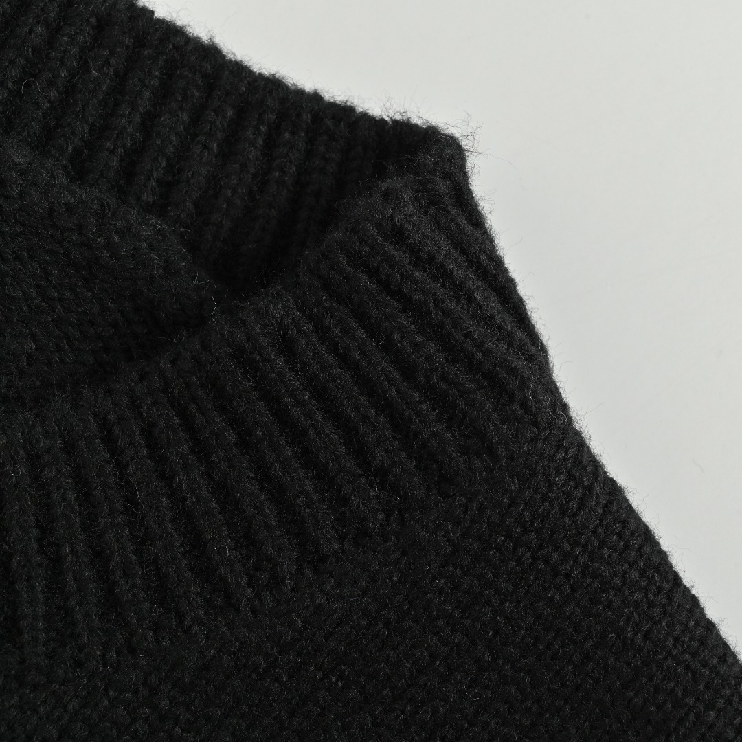 本地自取💰260
Chrome Hearts CH 克罗心25ss刺绣圆盘梵文十字架破洞针织毛衣套头

好看到掐人中的款式男女同款搭配黑白色太出片 

实物好看 上身好看 日常穿好看 拍照更出片 
很难不买 给我买它!!! 

相信我 谁也拒绝不了这样一个机长款的克罗心外套 
在老版本的基础上扩大了版型 上身宽松有型 下摆外扩休闲款设计 胖人显瘦到极致 瘦人限高有档次 

万元ZP打版 1:1完美还原 单穿叠穿都好看 男女都可以轻松驾驭 

如果你更在意品质 也要尊重价格 和市面上那种薄的透底一穿起球的垃圾货完全不是一码事 如果说款式让你一眼发亮 那品质才是你更应该关注的点 相比价格我们抓的是品质 我家货拿过的客户懂得都懂

️️️市面上毛衣普遍是苞芯纱材质 我们用的是莫代尔 相比包芯纱的优点很直观： 成本高 价格高 密度高 比较费开发者的钱 让我们少赚了很多 另外就是细腻 上身不渣 抗起球 高档 我们是良心做货人 不用包芯纱 包芯纱除了便宜以外 其他的真的一无是处 缩水起球勾线扎人 他样样精通 

2024年了 谁穿衣服不希望出门有面儿 板板正正？质量决定上身效果 质量差再好的款式也是城乡结合部气质 我们只做长久生意 质量决定人品 拿回去放心穿放心洗 版型品质绝对让你眼前一亮 只做对版高品质 做高货硬货 拒绝垃圾货 拒绝快餐货 良心品质 良心价格 你值得拥有 ！

颜色：黑色 米色 灰色
尺码:S M L