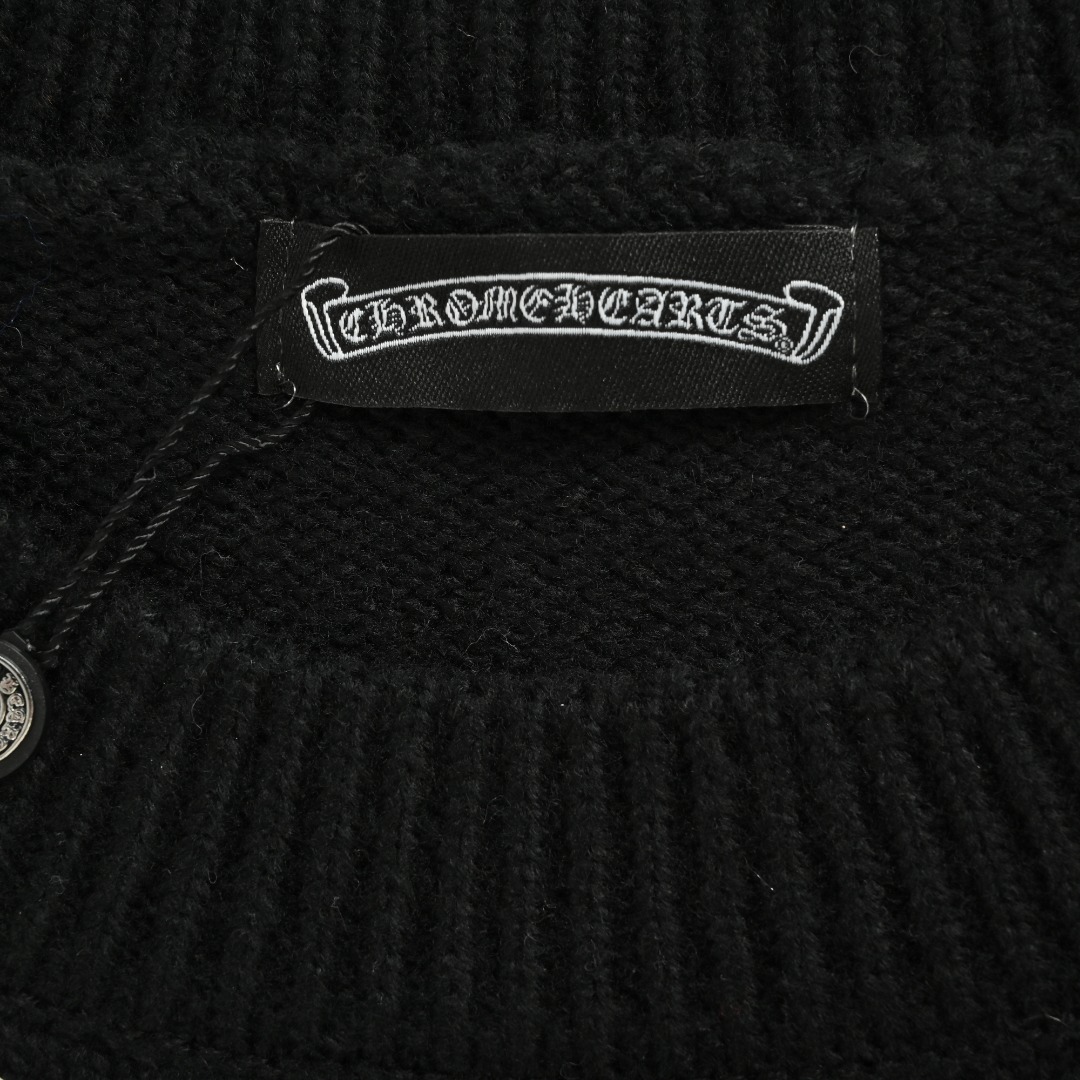 本地自取💰260
Chrome Hearts CH 克罗心25ss刺绣圆盘梵文十字架破洞针织毛衣套头

好看到掐人中的款式男女同款搭配黑白色太出片 

实物好看 上身好看 日常穿好看 拍照更出片 
很难不买 给我买它!!! 

相信我 谁也拒绝不了这样一个机长款的克罗心外套 
在老版本的基础上扩大了版型 上身宽松有型 下摆外扩休闲款设计 胖人显瘦到极致 瘦人限高有档次 

万元ZP打版 1:1完美还原 单穿叠穿都好看 男女都可以轻松驾驭 

如果你更在意品质 也要尊重价格 和市面上那种薄的透底一穿起球的垃圾货完全不是一码事 如果说款式让你一眼发亮 那品质才是你更应该关注的点 相比价格我们抓的是品质 我家货拿过的客户懂得都懂

️️️市面上毛衣普遍是苞芯纱材质 我们用的是莫代尔 相比包芯纱的优点很直观： 成本高 价格高 密度高 比较费开发者的钱 让我们少赚了很多 另外就是细腻 上身不渣 抗起球 高档 我们是良心做货人 不用包芯纱 包芯纱除了便宜以外 其他的真的一无是处 缩水起球勾线扎人 他样样精通 

2024年了 谁穿衣服不希望出门有面儿 板板正正？质量决定上身效果 质量差再好的款式也是城乡结合部气质 我们只做长久生意 质量决定人品 拿回去放心穿放心洗 版型品质绝对让你眼前一亮 只做对版高品质 做高货硬货 拒绝垃圾货 拒绝快餐货 良心品质 良心价格 你值得拥有 ！

颜色：黑色 米色 灰色
尺码:S M L