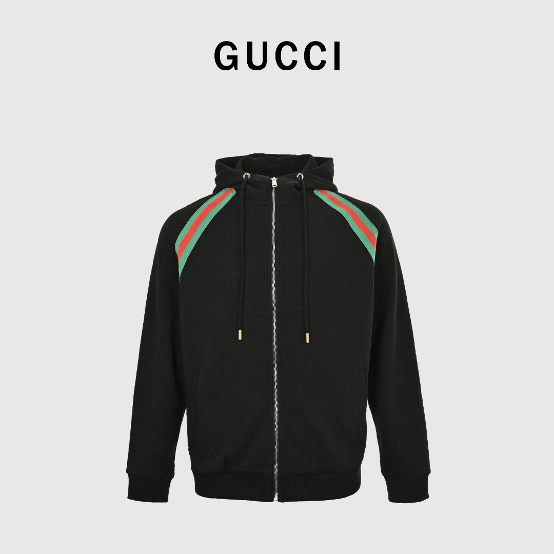 本地自取💰260
Gucci/古驰 25Fw 双G暗纹提花红绿织带拼接连帽套装拉链外套
这款GG平纹针织面料借鉴复古运动装设计,诠释了系列的经典学院风格。
品采用拉链开合设计,前胸经典红绿织带设计,双字母提花面料搭配绿红织带秋季爆款外套,
颗粒绒面料穿上就是舒适自在又显瘦的存在,慵懒而随性,
结合干净简单的色系就特别耐看,搭配同系列长裤 腿部侧边红绿织带点缀 细节满分
休闲宽松版型 显瘦百搭 适合日常通勤约会 搭配运动鞋或小白鞋都很好看!
搭配同款长裤更佳!
颜色:黑色,白色
Size: S-XL